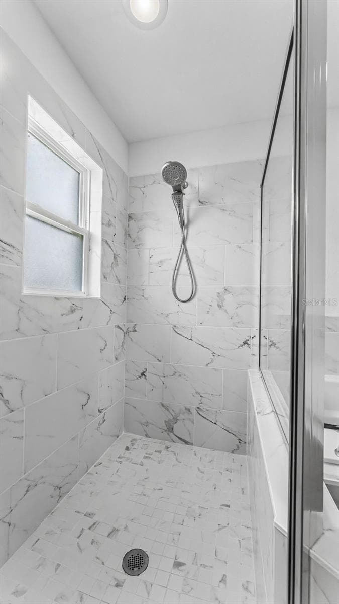 Primary Shower - 2048 WINDING RIVER CV, BARTOW