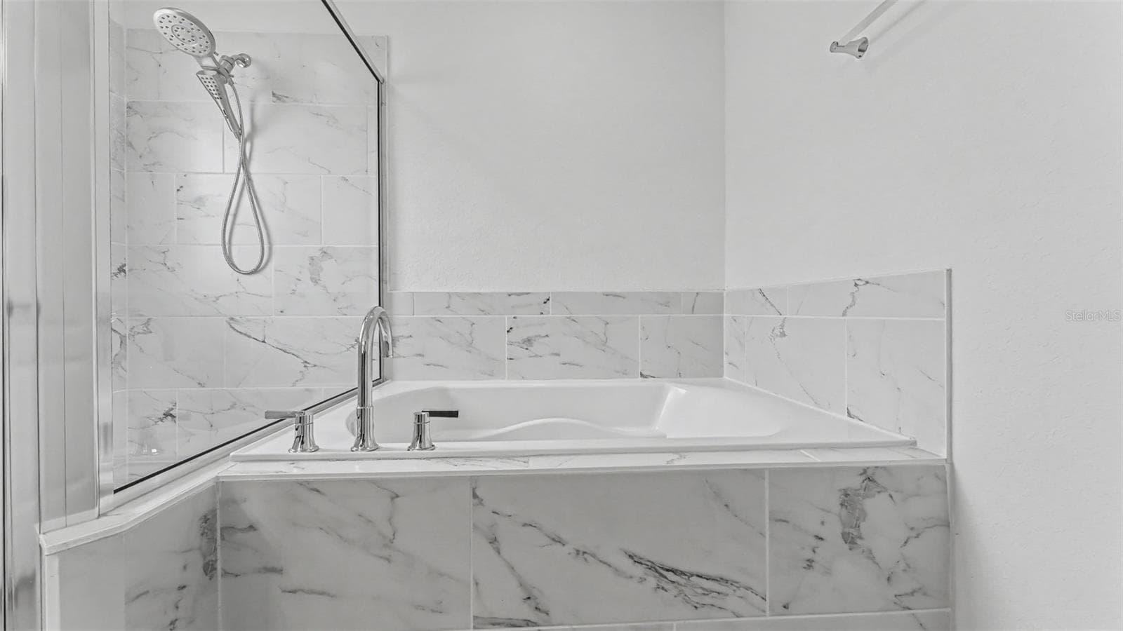 Primary Tub - 2048 WINDING RIVER CV, BARTOW