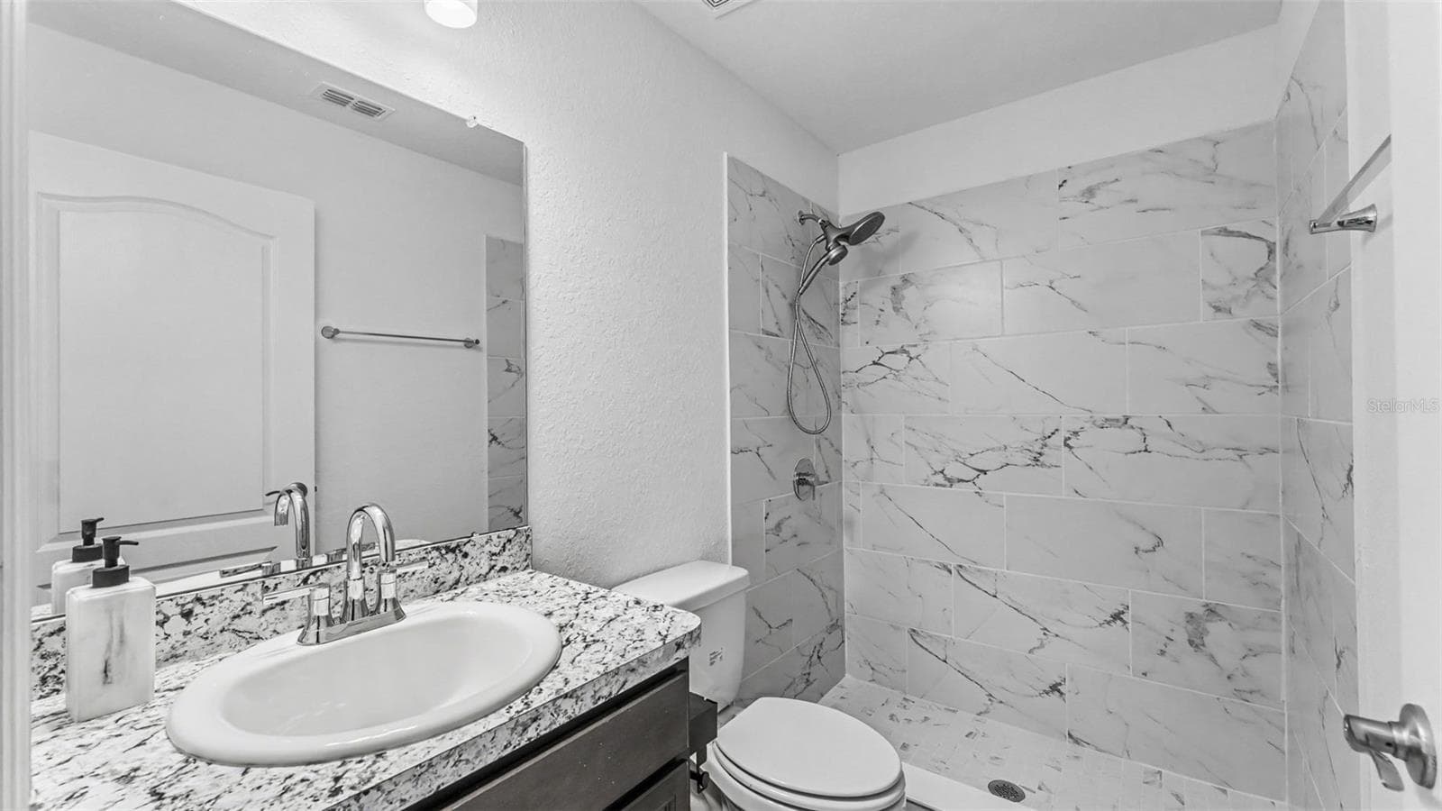 Hall Bath - 2048 WINDING RIVER CV, BARTOW
