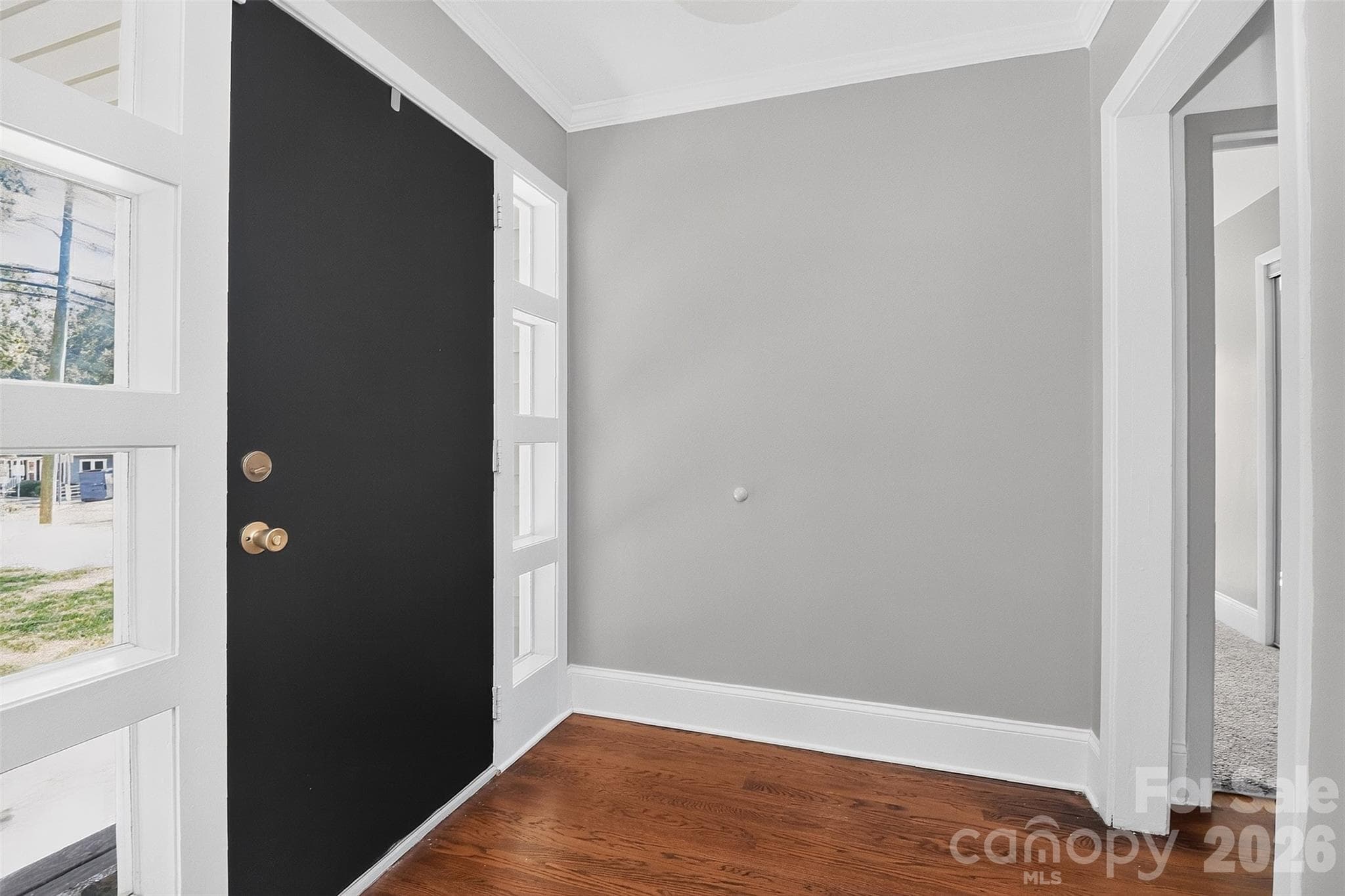 Front entry / Foyer - 704 Lancaster Avenue, Monroe