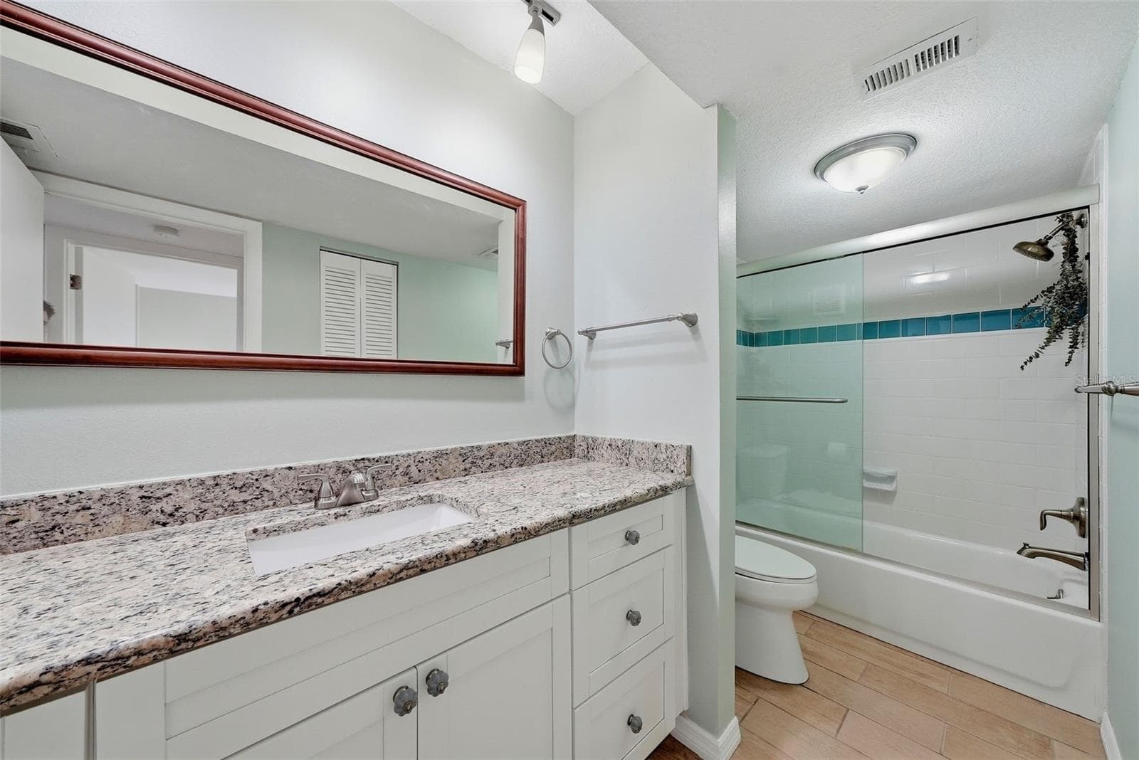 Guest bathroom - 301 MARINER DR #301, TARPON SPRINGS