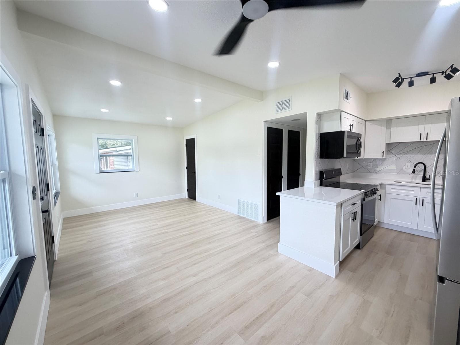 Single Family Residence at 9505 N WILLOW AVE, TAMPA, photo 8 of 52