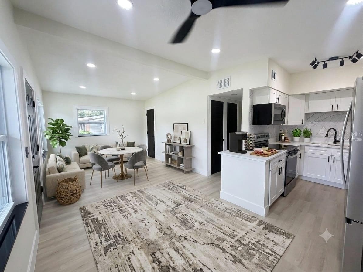 Virtually staged - 9505 N WILLOW AVE, TAMPA