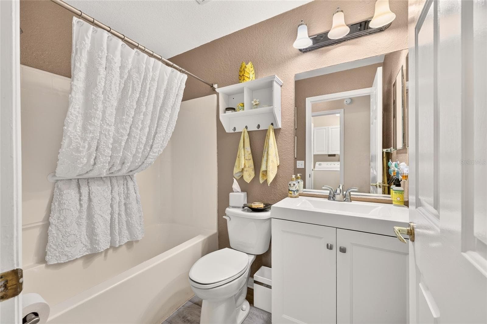 Guest Bathroom - 13806 SE 93RD AVE, SUMMERFIELD