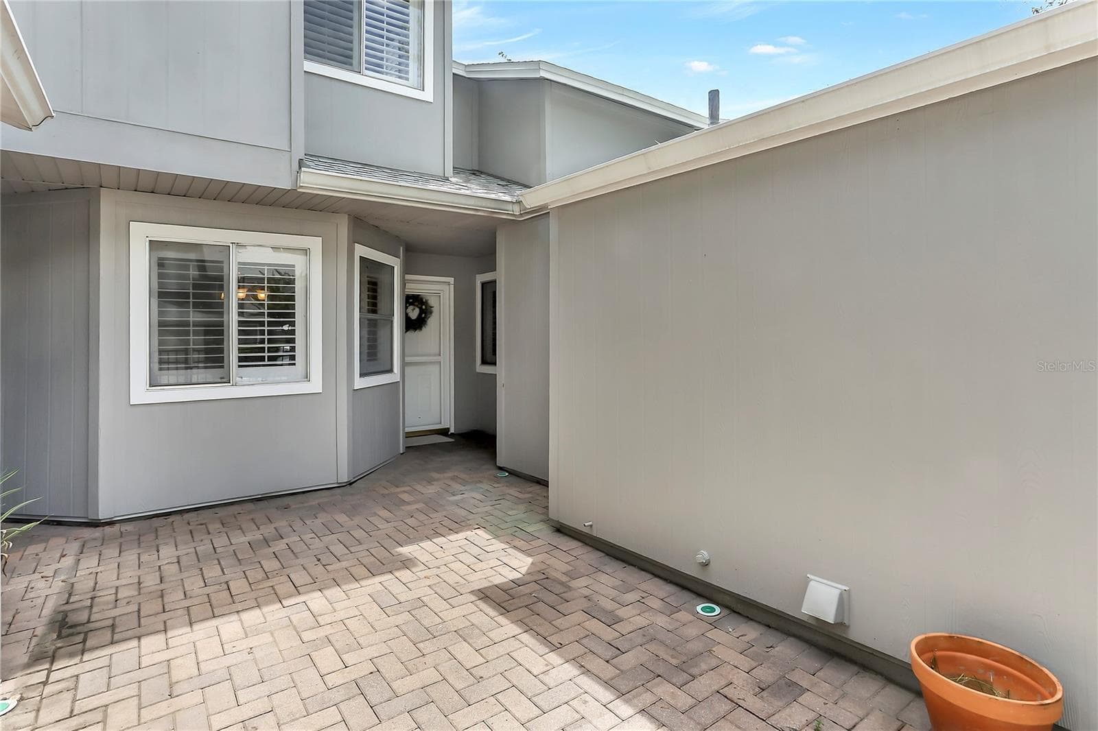 Gated, paver front courtyard. - 605 CHESTNUT OAK CIR #107, ALTAMONTE SPRINGS