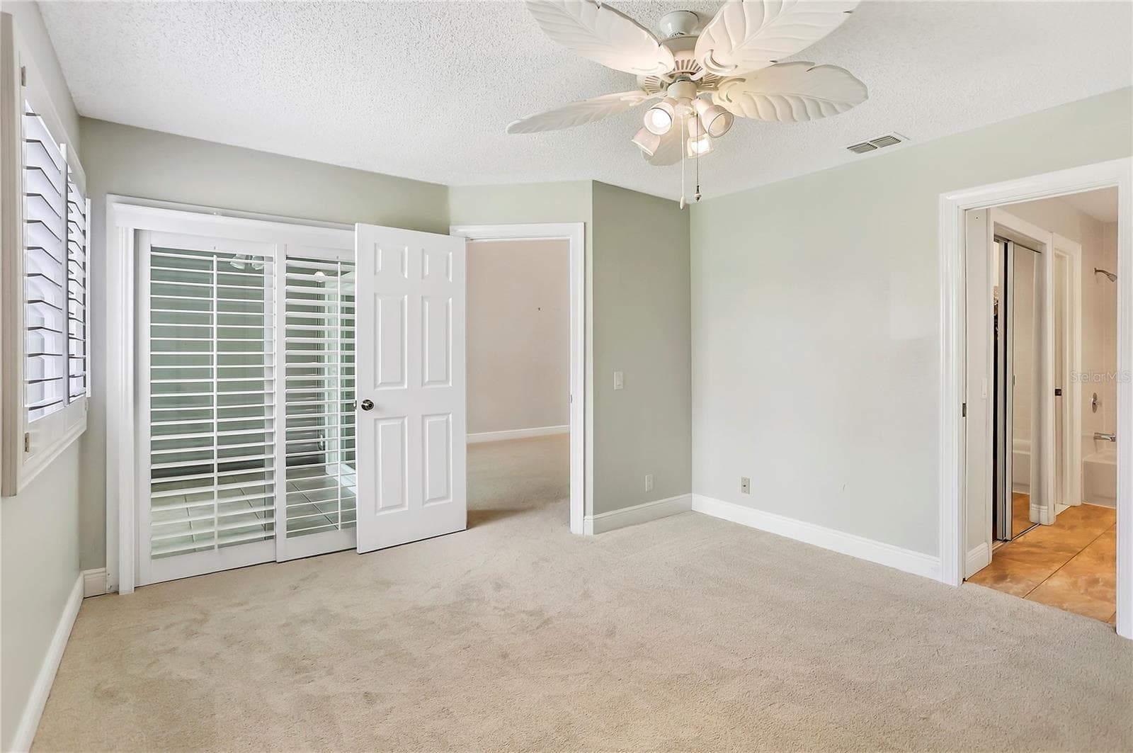 Private sliding doors to back porch. - 605 CHESTNUT OAK CIR #107, ALTAMONTE SPRINGS