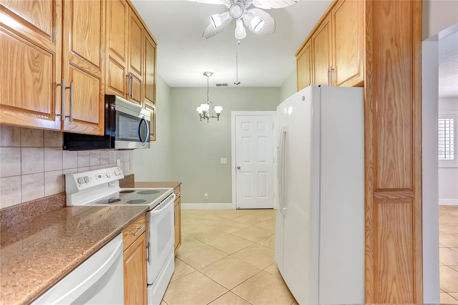 Custom cabinetry and eating space in the kitchen. - 605 CHESTNUT OAK CIR #107, ALTAMONTE SPRINGS