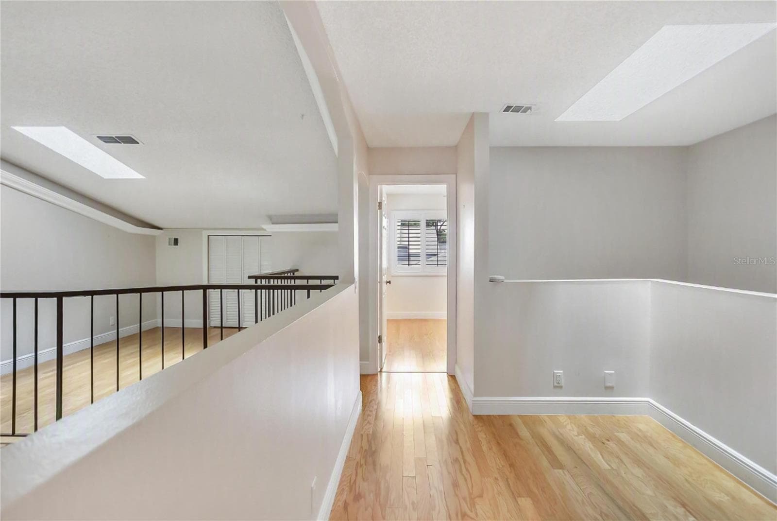 Small landing at the top of the stairs. - 605 CHESTNUT OAK CIR #107, ALTAMONTE SPRINGS