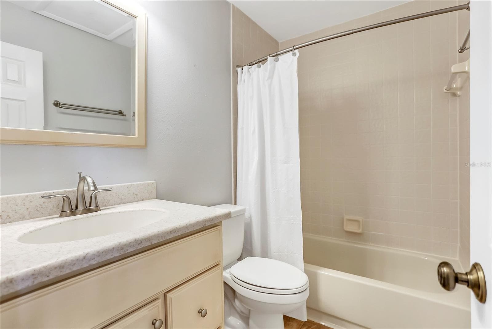 Upstairs hall bath. - 605 CHESTNUT OAK CIR #107, ALTAMONTE SPRINGS