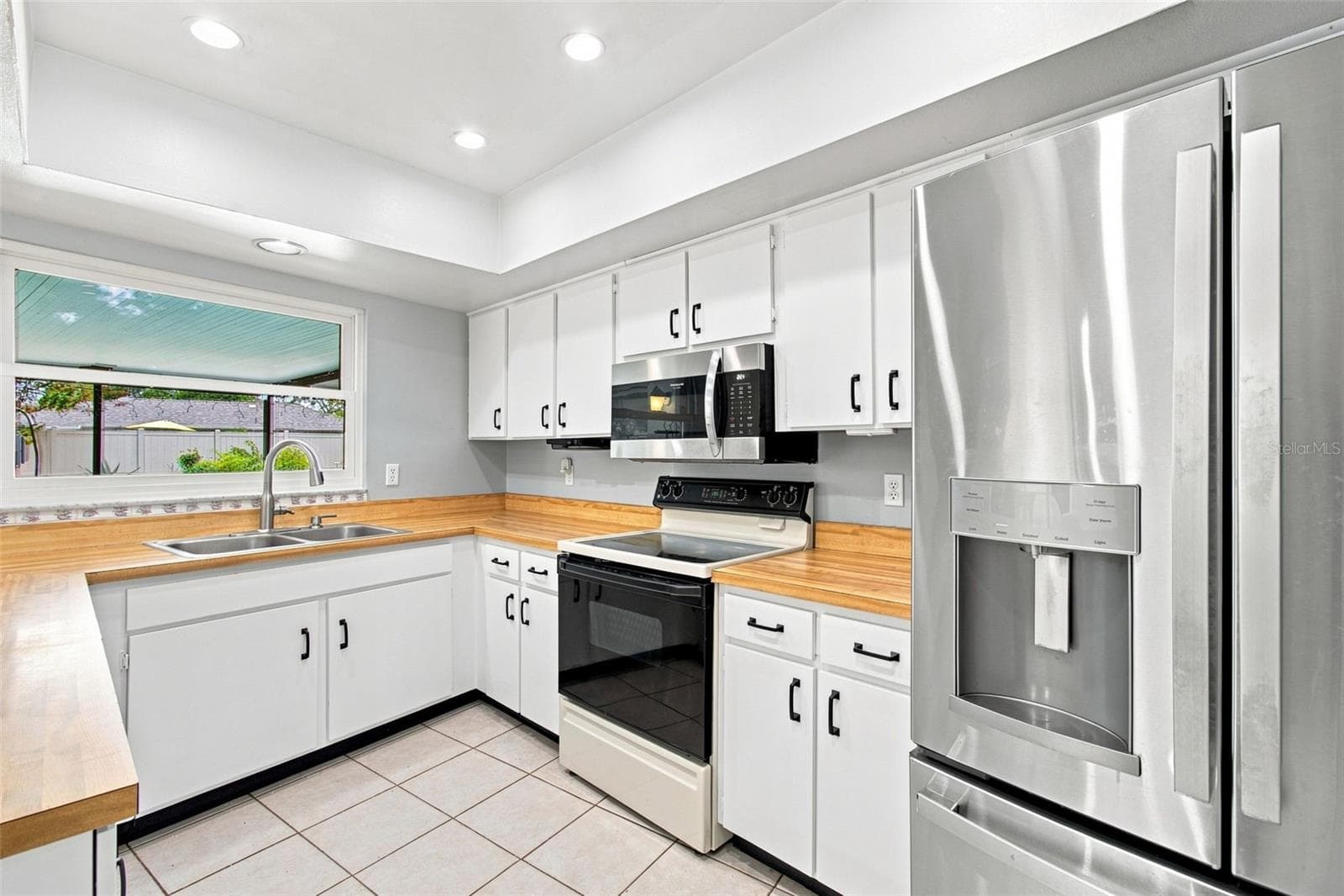 Single Family Residence at 3721 SAND PEBBLE DR, VALRICO, photo 11 of 74