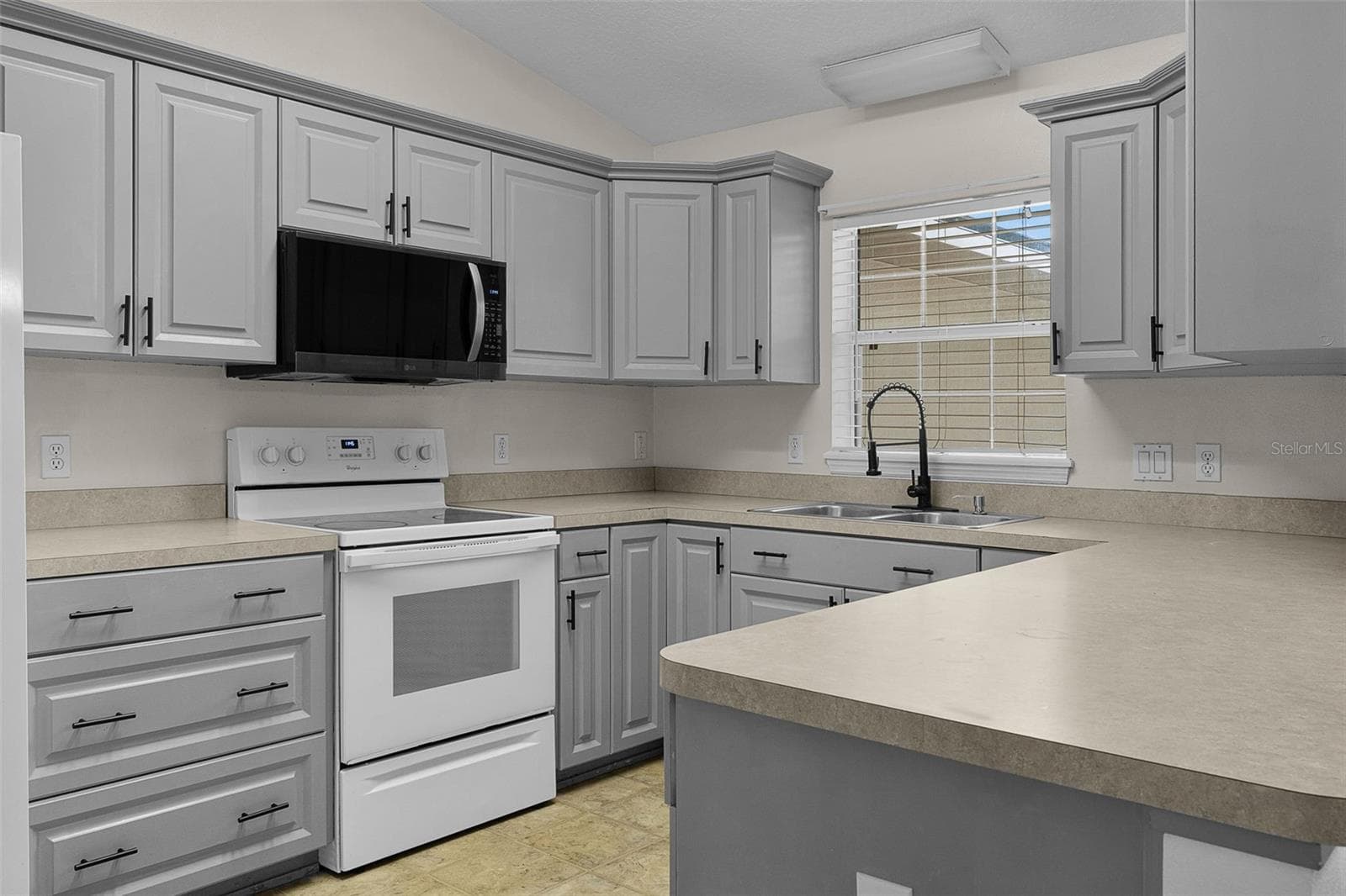 Single Family Residence at 36127 PINE TREE ST, FRUITLAND PARK, photo 15 of 51