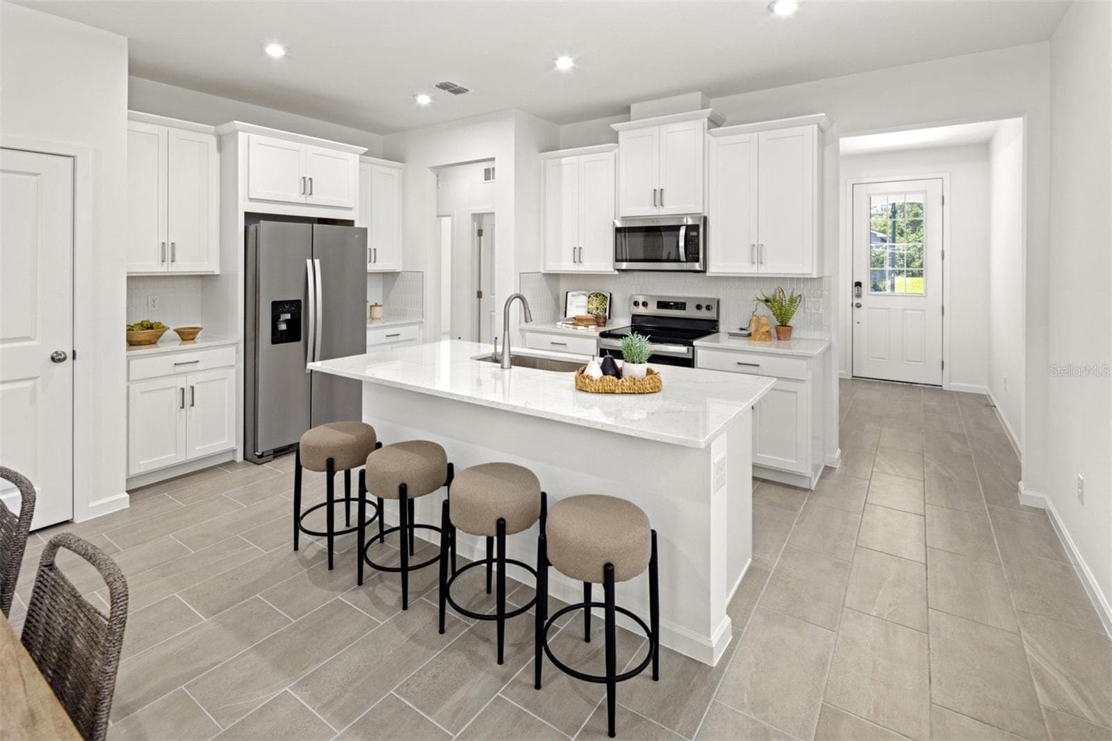 Alafia Kitchen - 137 GREENHOUSE GROVE ST, GROVELAND