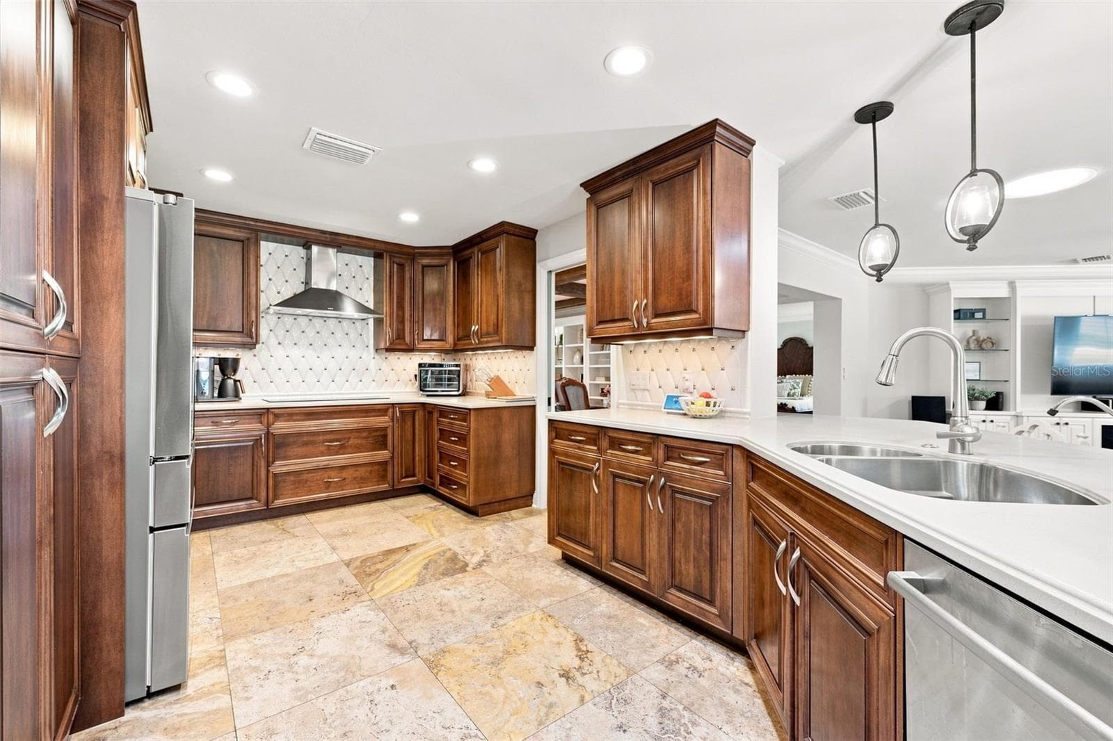 And fantastic space for entertaining or enjoying the art of cooking. - 13123 108TH AVE, LARGO