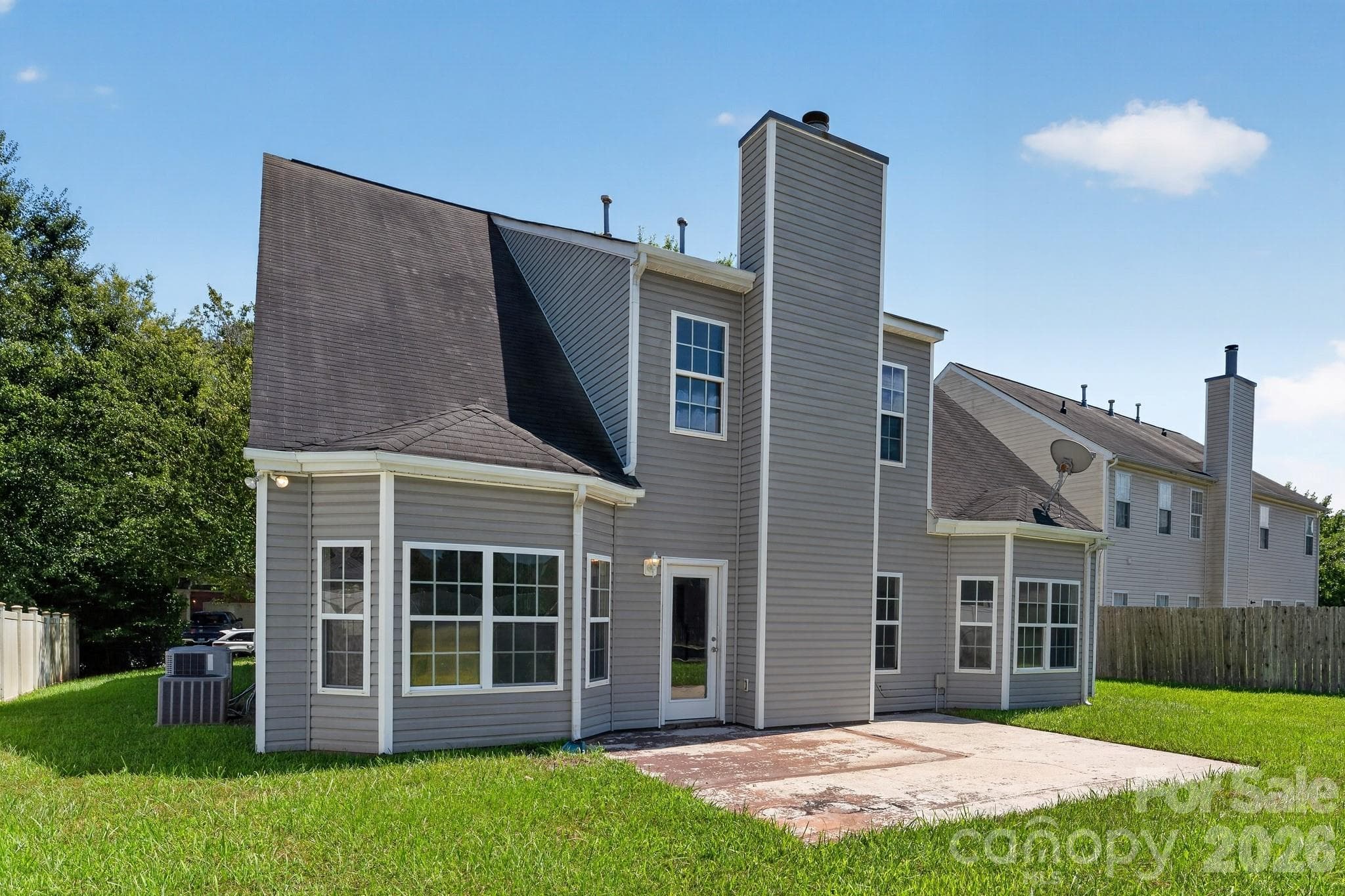 Single Family Residence at 3006 Royal Troon Drive, Matthews, photo 3 of 26