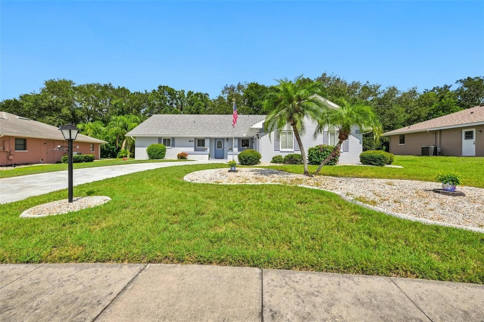 LONG CURVED DRIVEWAY UP TO THE HOME WITH PLENTY OF ROOM FOR AT LEAST SIX CARS. - 1803 NEW BEDFORD DR, SUN CITY CENTER