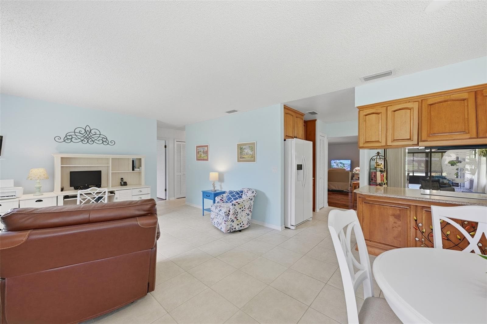 KITCHEN AND FAMILY ROOM - 1803 NEW BEDFORD DR, SUN CITY CENTER