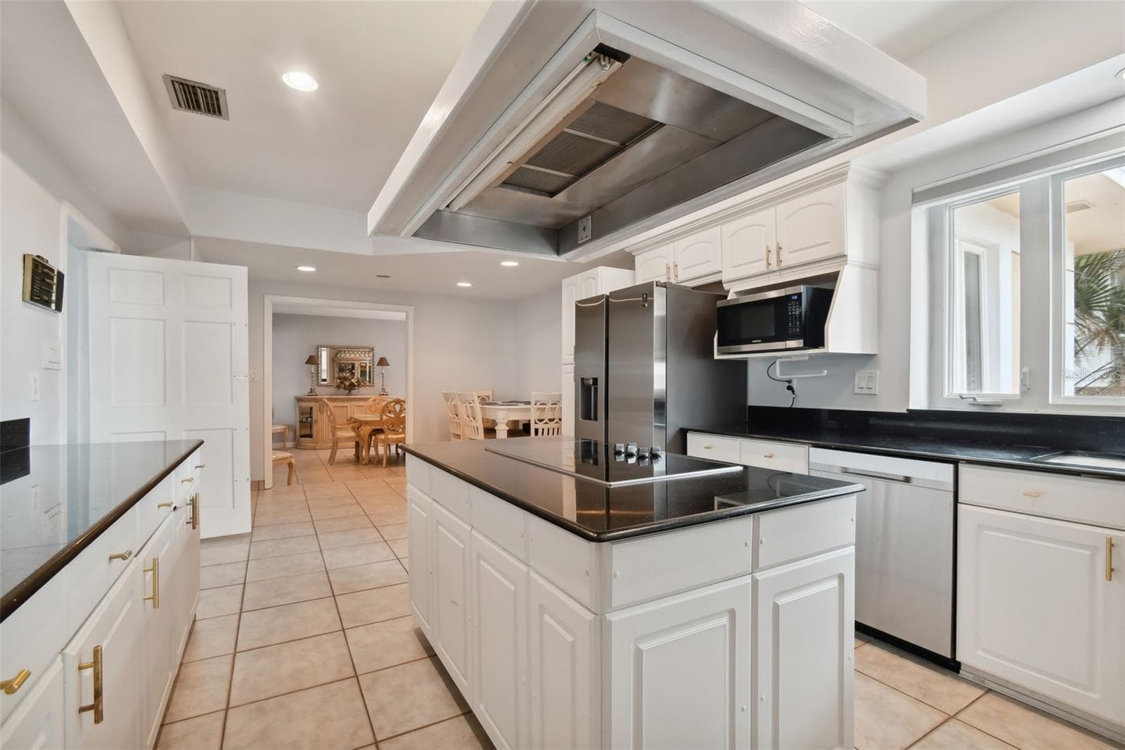 Single Family Residence at 1520 GULF BLVD, BELLEAIR BEACH, photo 11 of 62