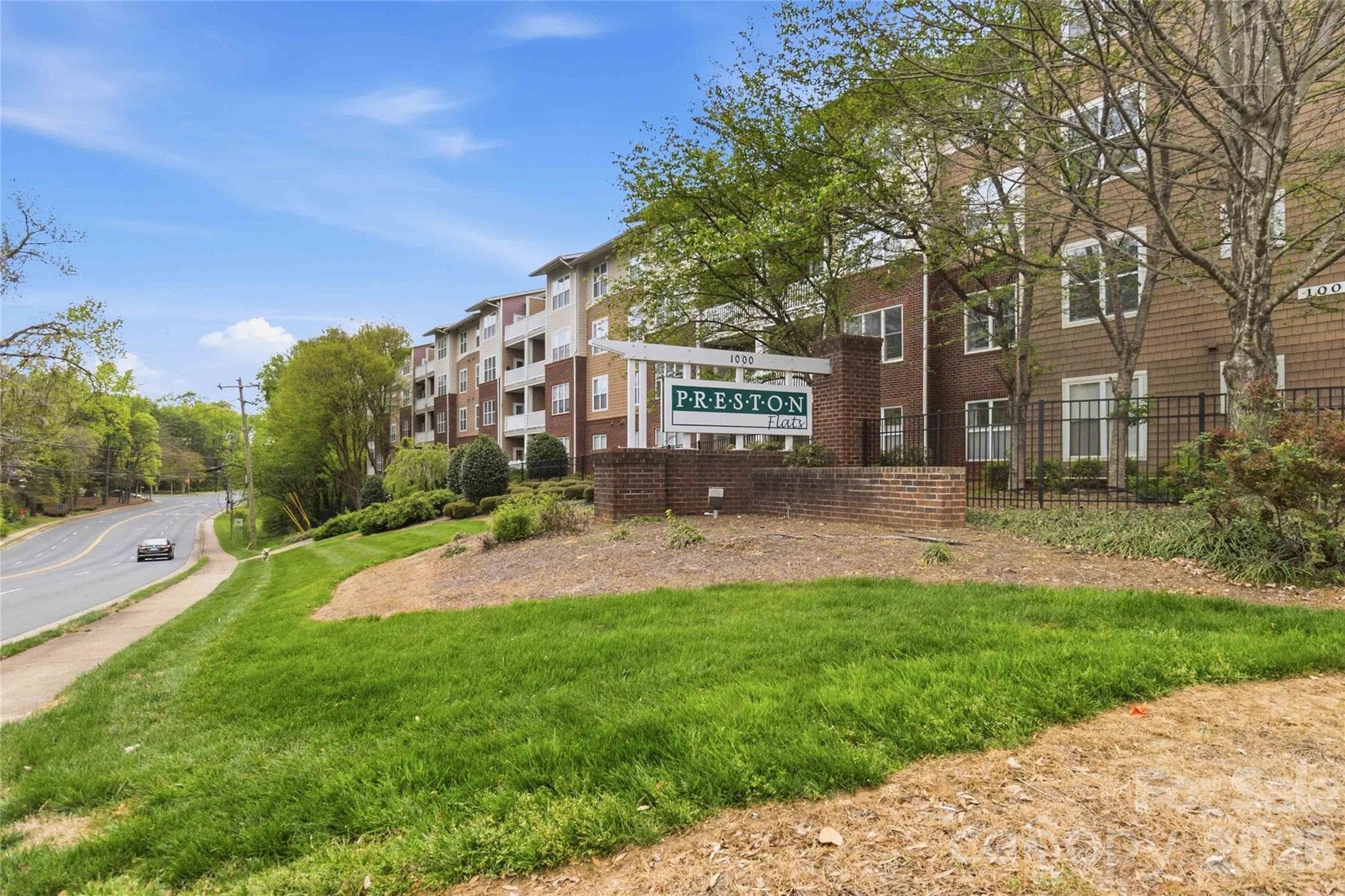 Condominium at 1000 E Woodlawn Road, Charlotte, photo 2 of 42