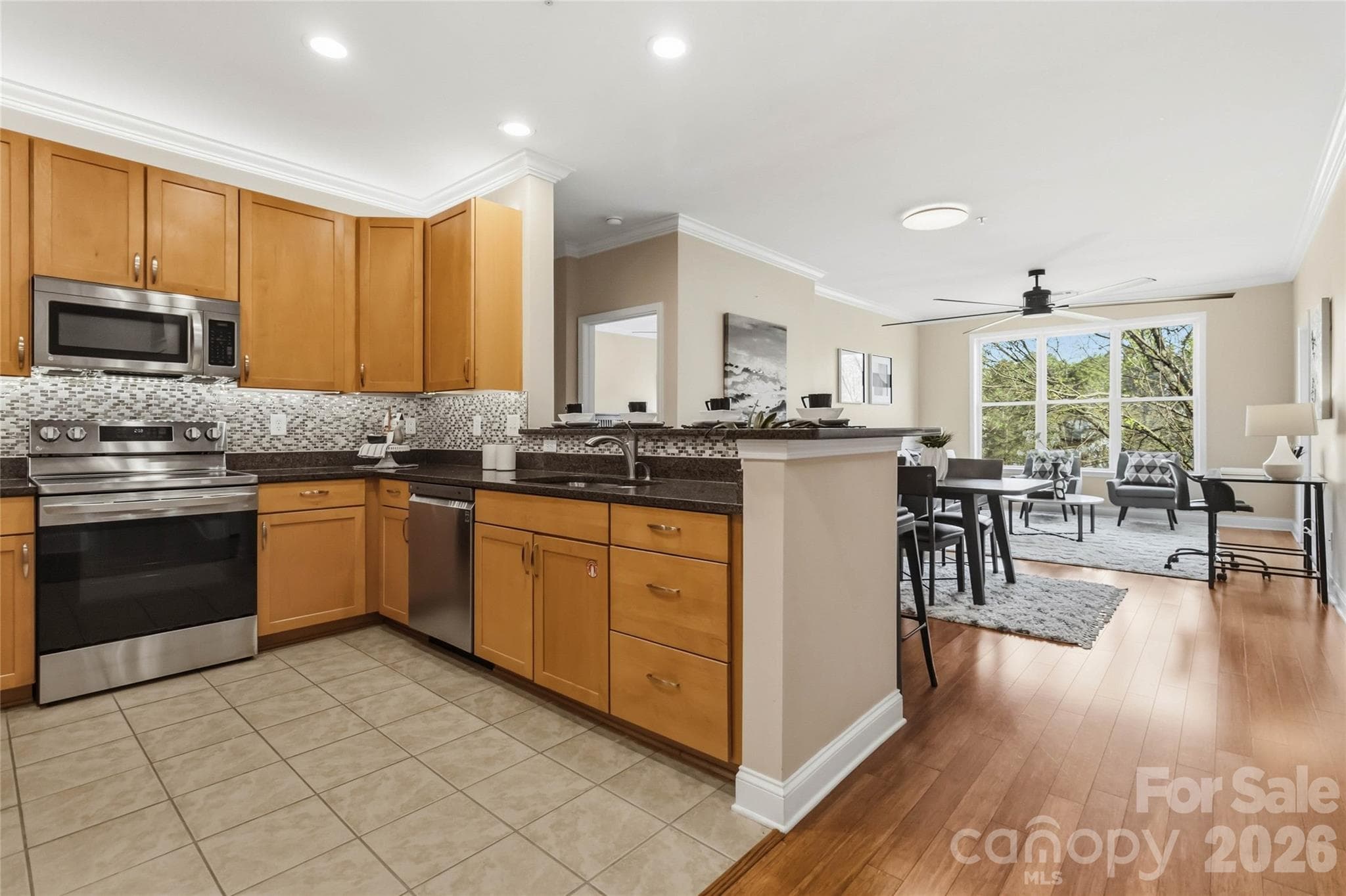 Condominium at 1000 E Woodlawn Road, Charlotte, photo 6 of 42
