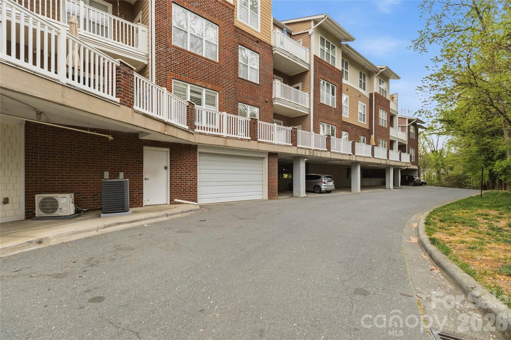 Parking Garage - 1000 E Woodlawn Road, Charlotte