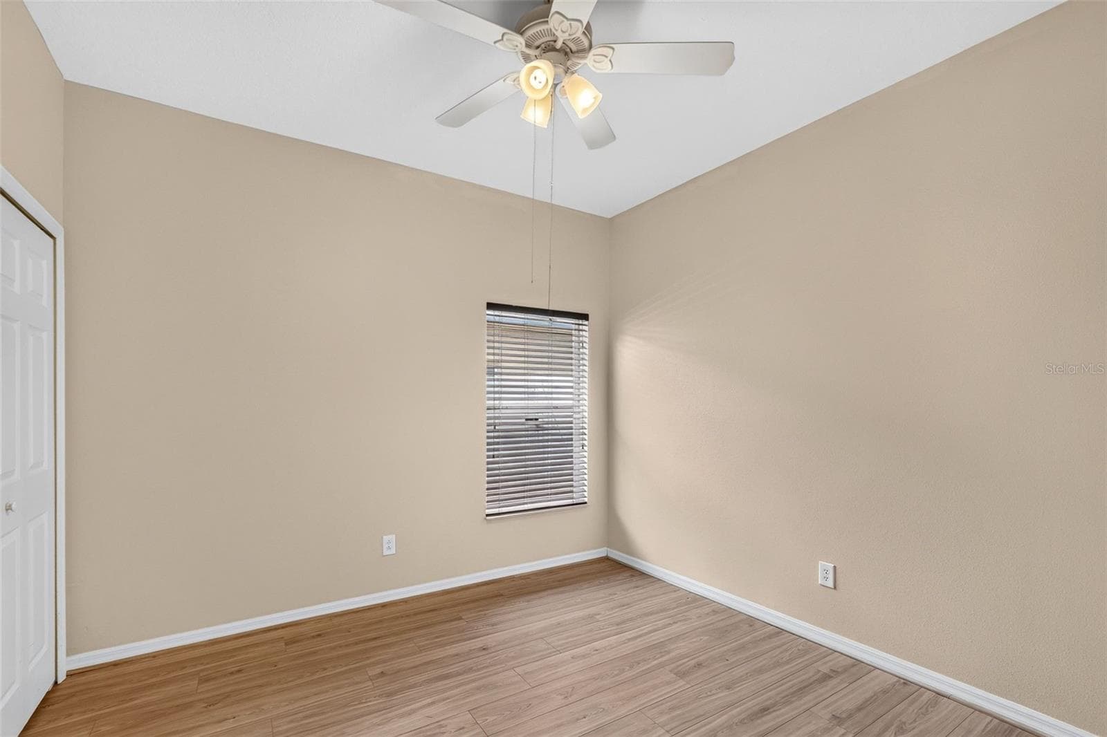 Guest room with full bath at the back of the home. - 319 19TH ST NW, RUSKIN
