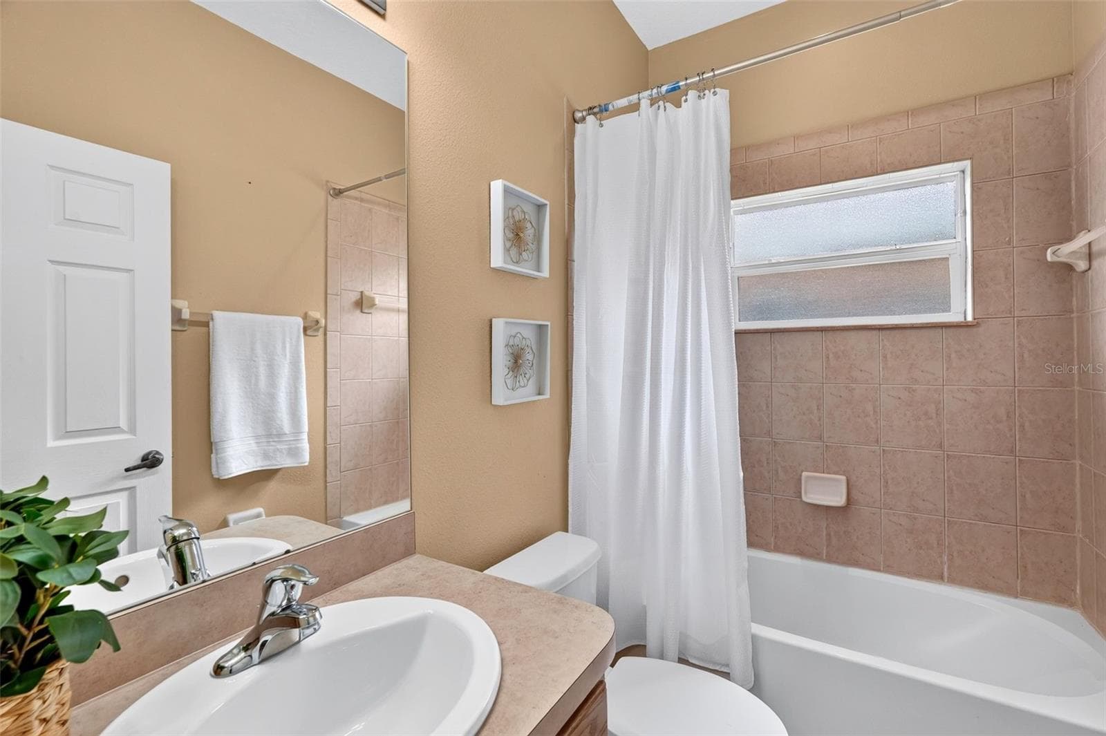 Two bedrooms with hall bath off of the kitchen. - 319 19TH ST NW, RUSKIN