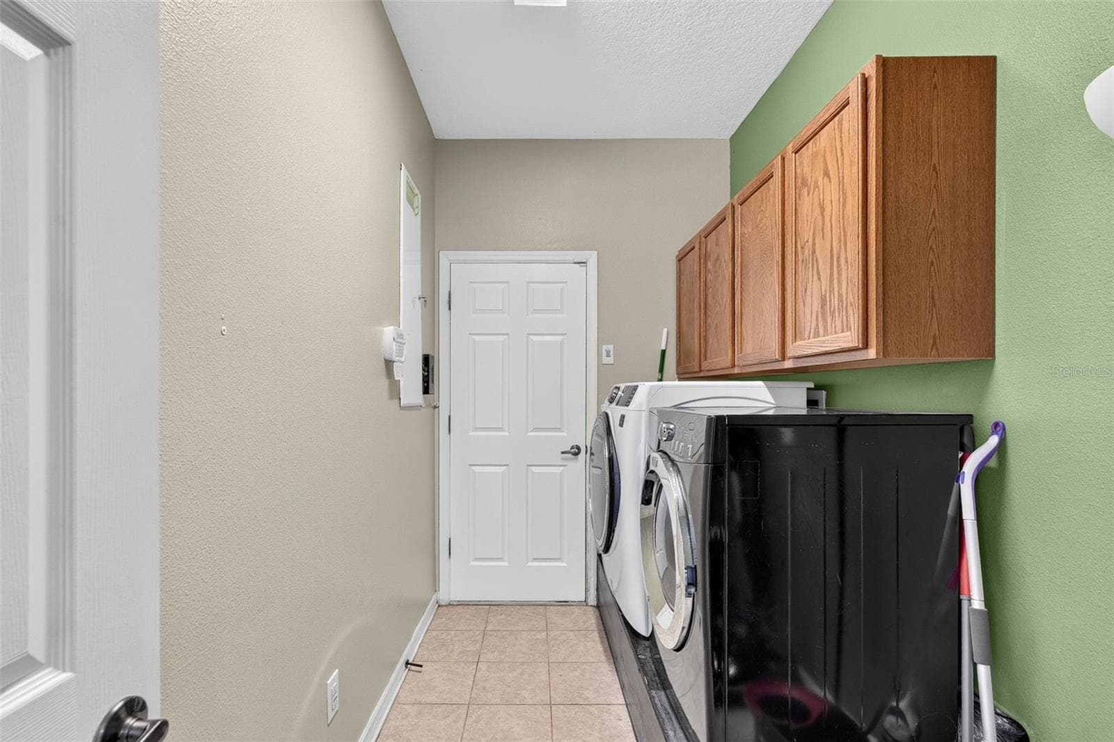 laundry leading to 3 car garage - 319 19TH ST NW, RUSKIN