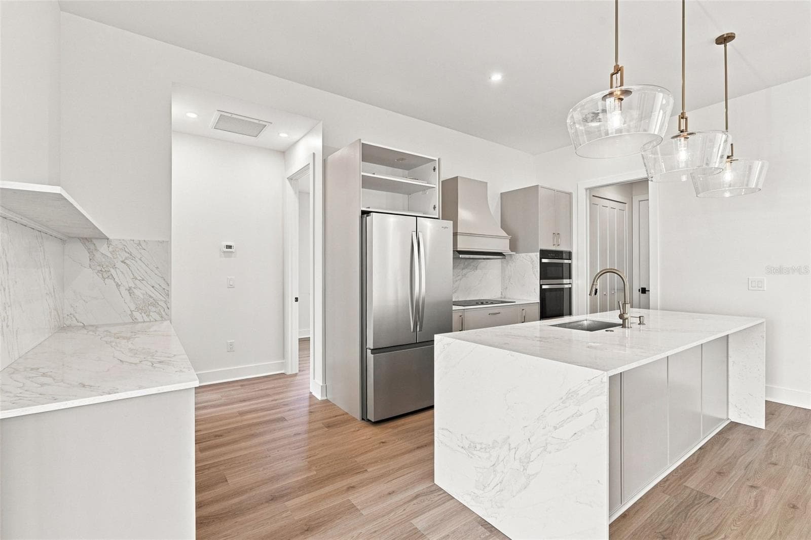Chef's Kitchen with Waterfall Edge Breakfast Bar - 44 SUNFLOWER DR, PLACIDA