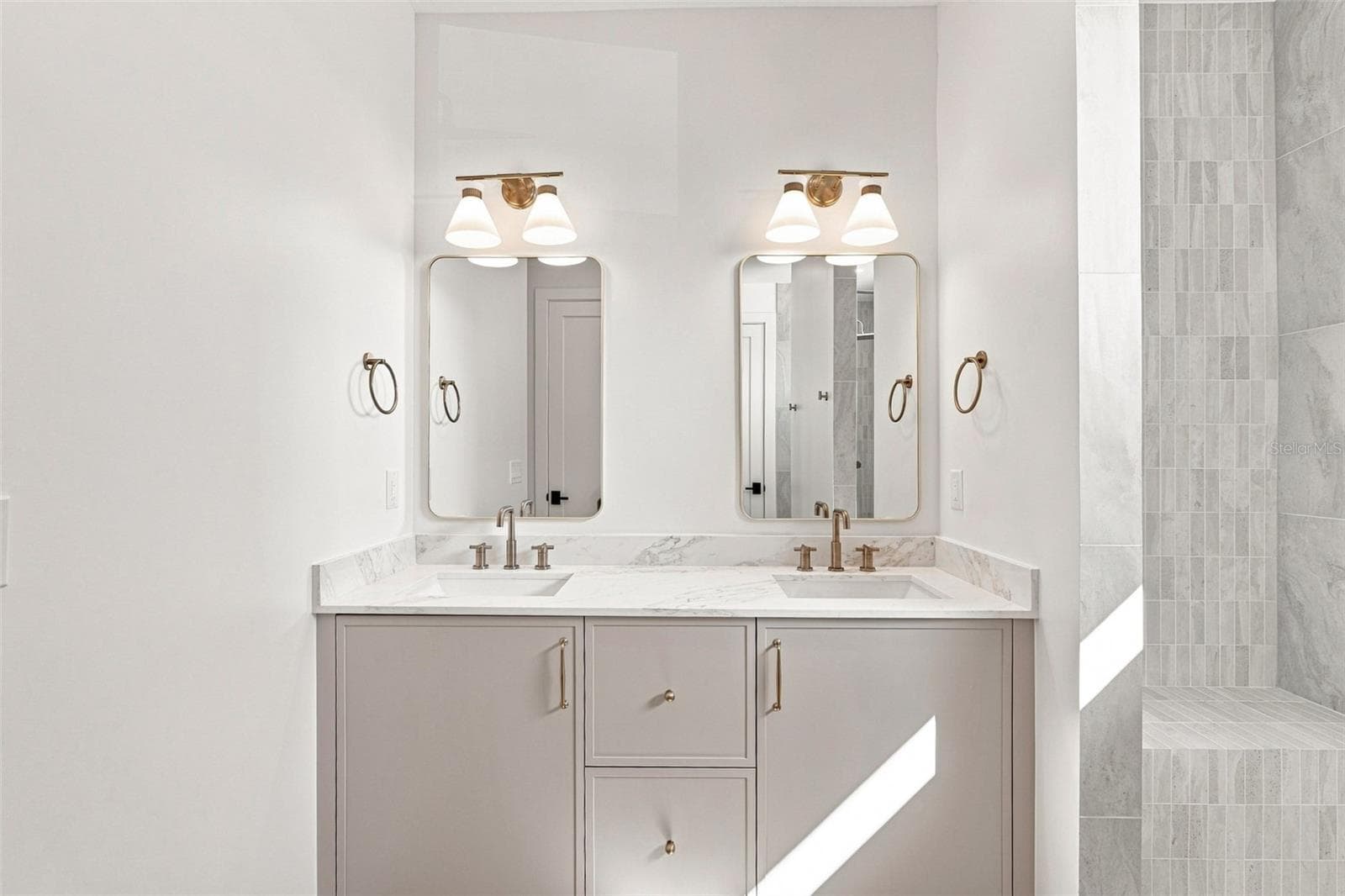 Sleek Dual Vanity & Oversized Shower - 44 SUNFLOWER DR, PLACIDA