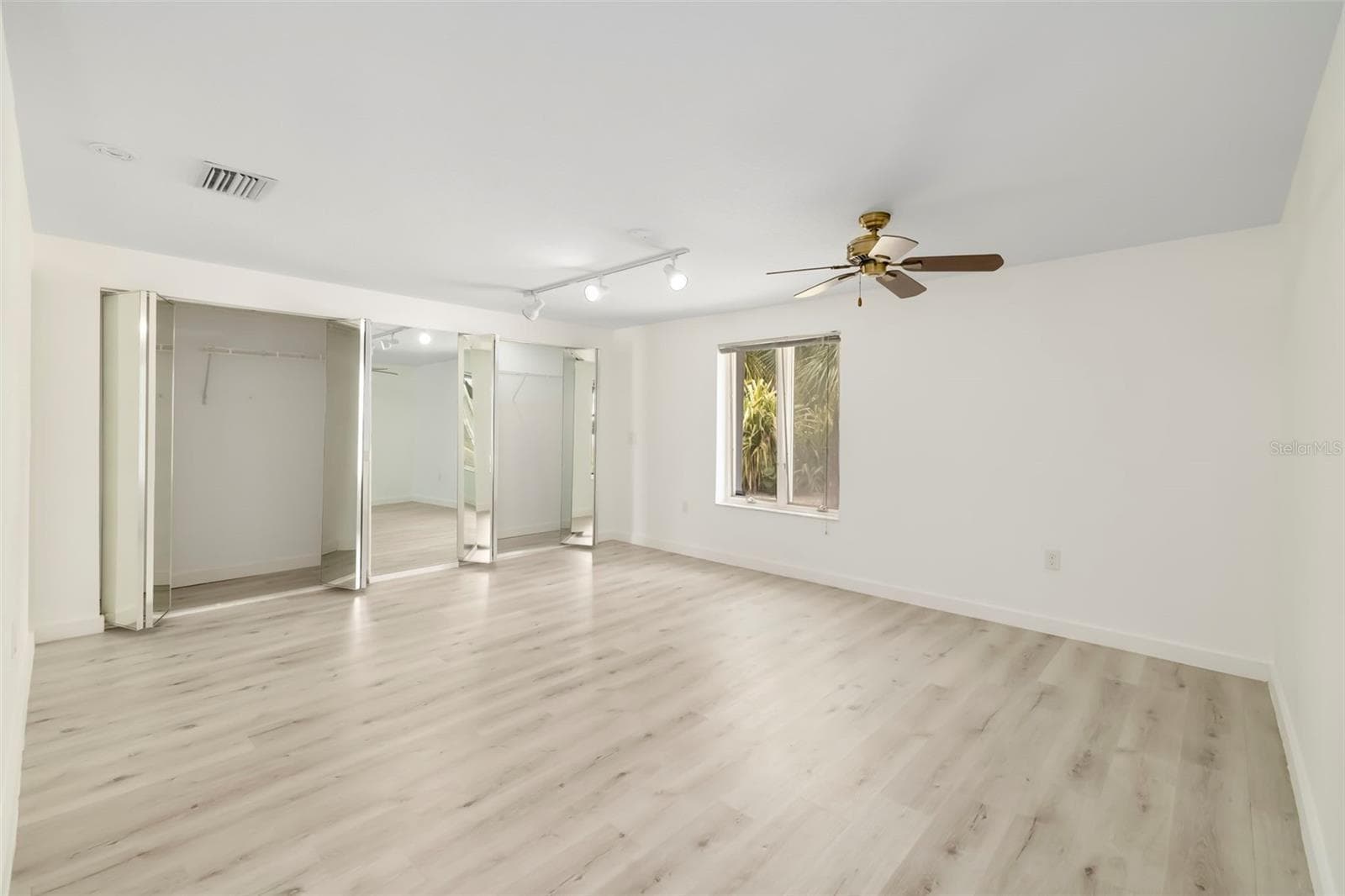 There are two primary bedrooms with full baths to choose from - 708 GARFIELD DR, SARASOTA