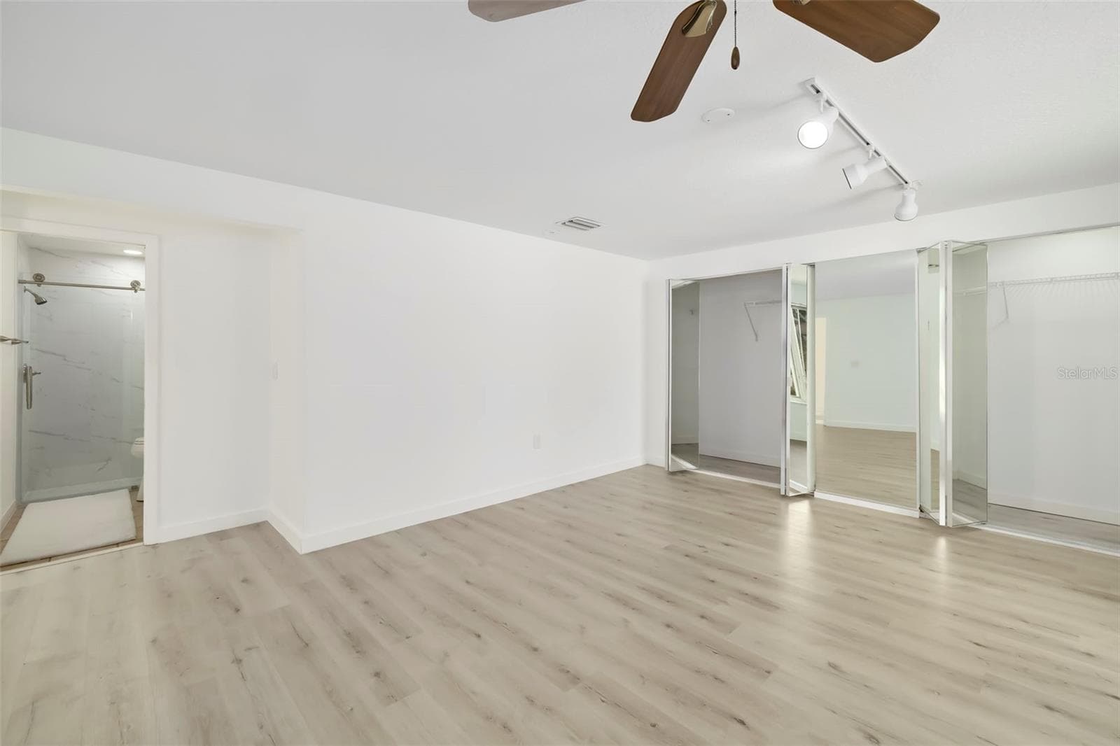 Primary with a remodeled full bathroom - 708 GARFIELD DR, SARASOTA