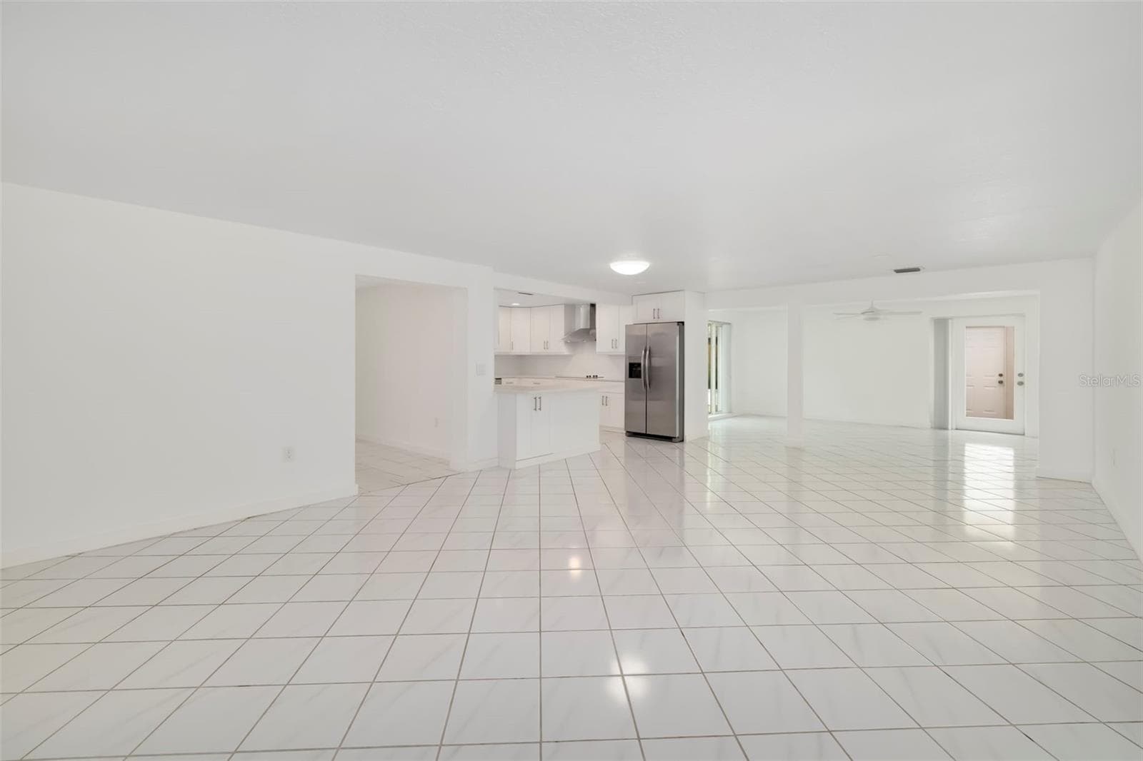 View of the living room, kitchen and dining room - 708 GARFIELD DR, SARASOTA