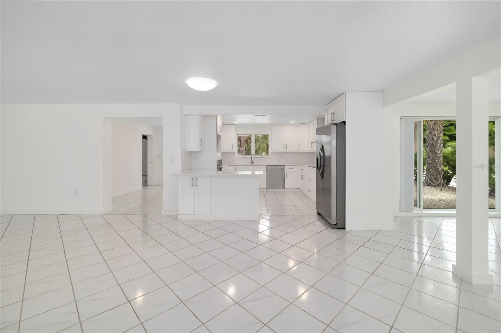 New Kitchen cabinets with newer appliances - 708 GARFIELD DR, SARASOTA
