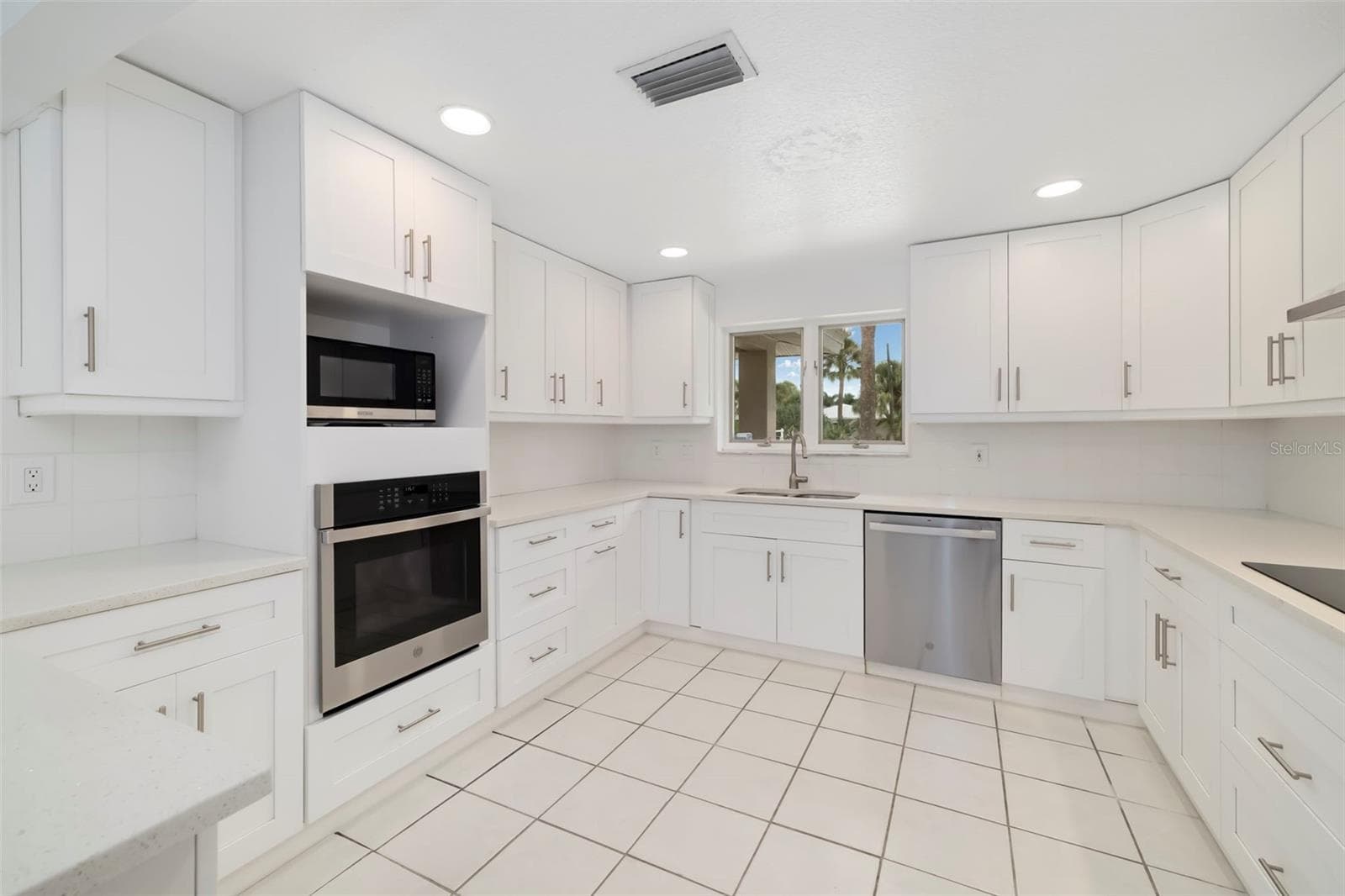 Plenty of counter space for the gourmet! - 708 GARFIELD DR, SARASOTA