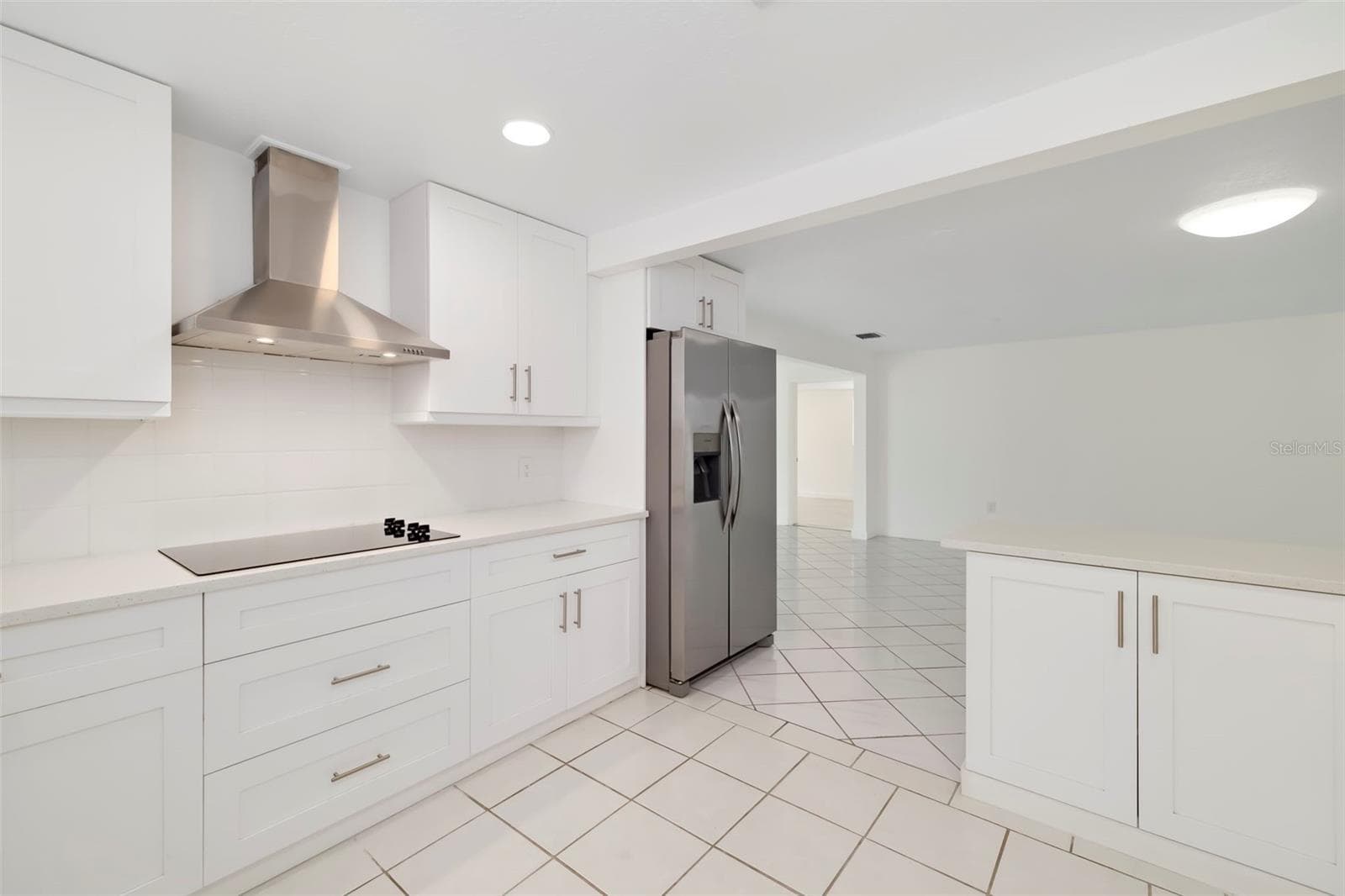 Breakfast Bar between the Kitchen and Living Room - 708 GARFIELD DR, SARASOTA