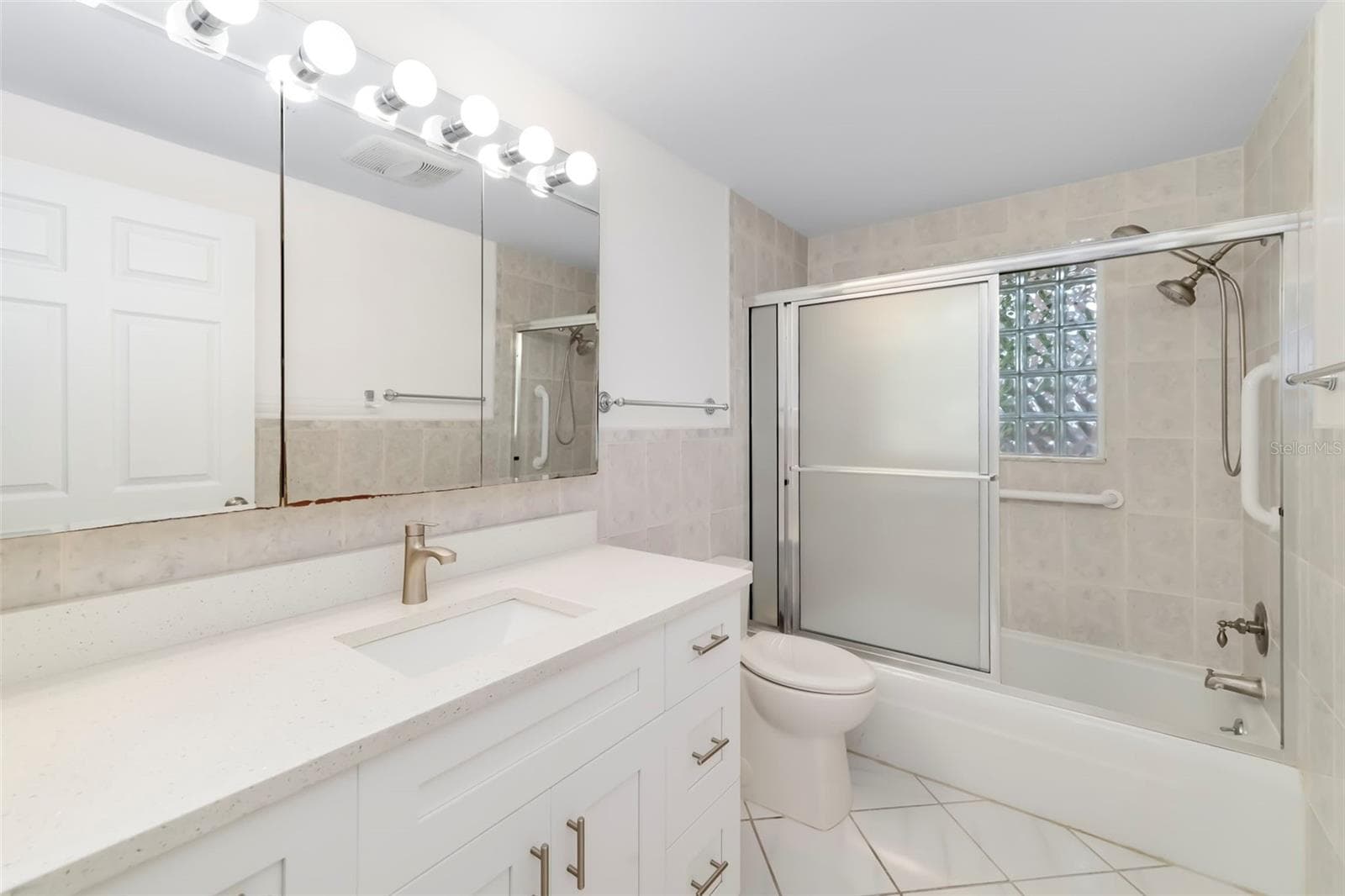 Guest Bathroom between Primary and 2nd Bedroom - 708 GARFIELD DR, SARASOTA