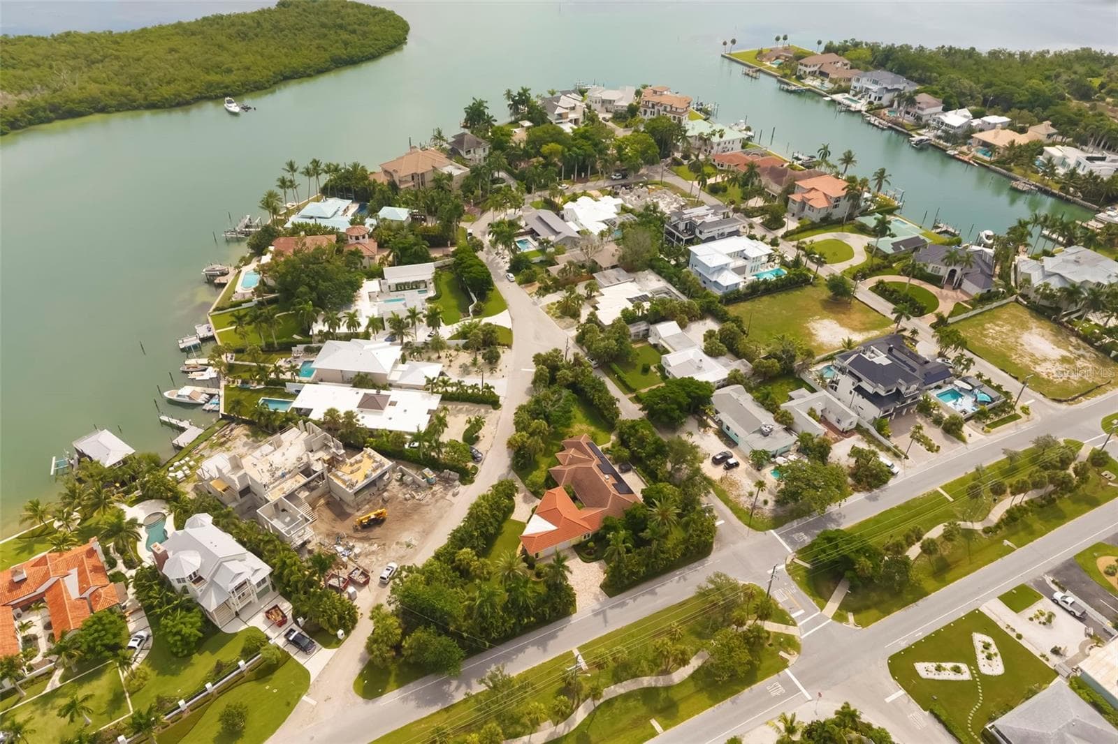 Surrounded by mega million dollar house with a street that ends at the water - 708 GARFIELD DR, SARASOTA