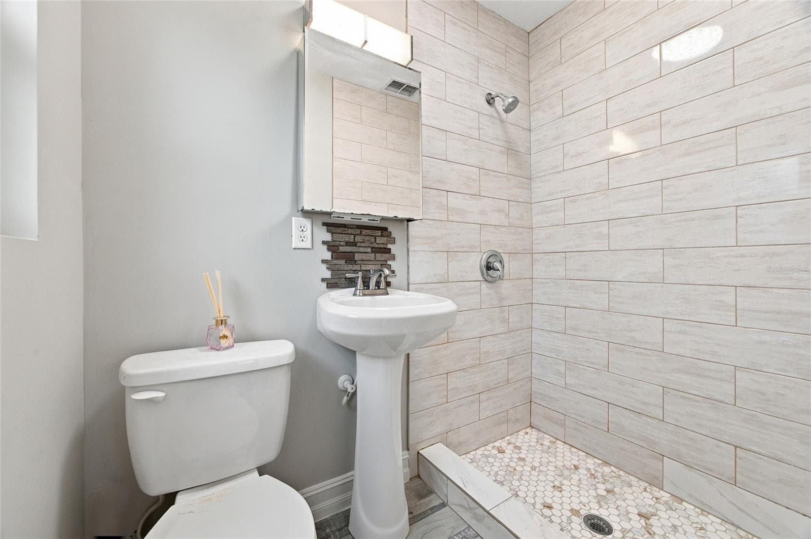 Master restroom - 5106 THONOTOSASSA RD, PLANT CITY