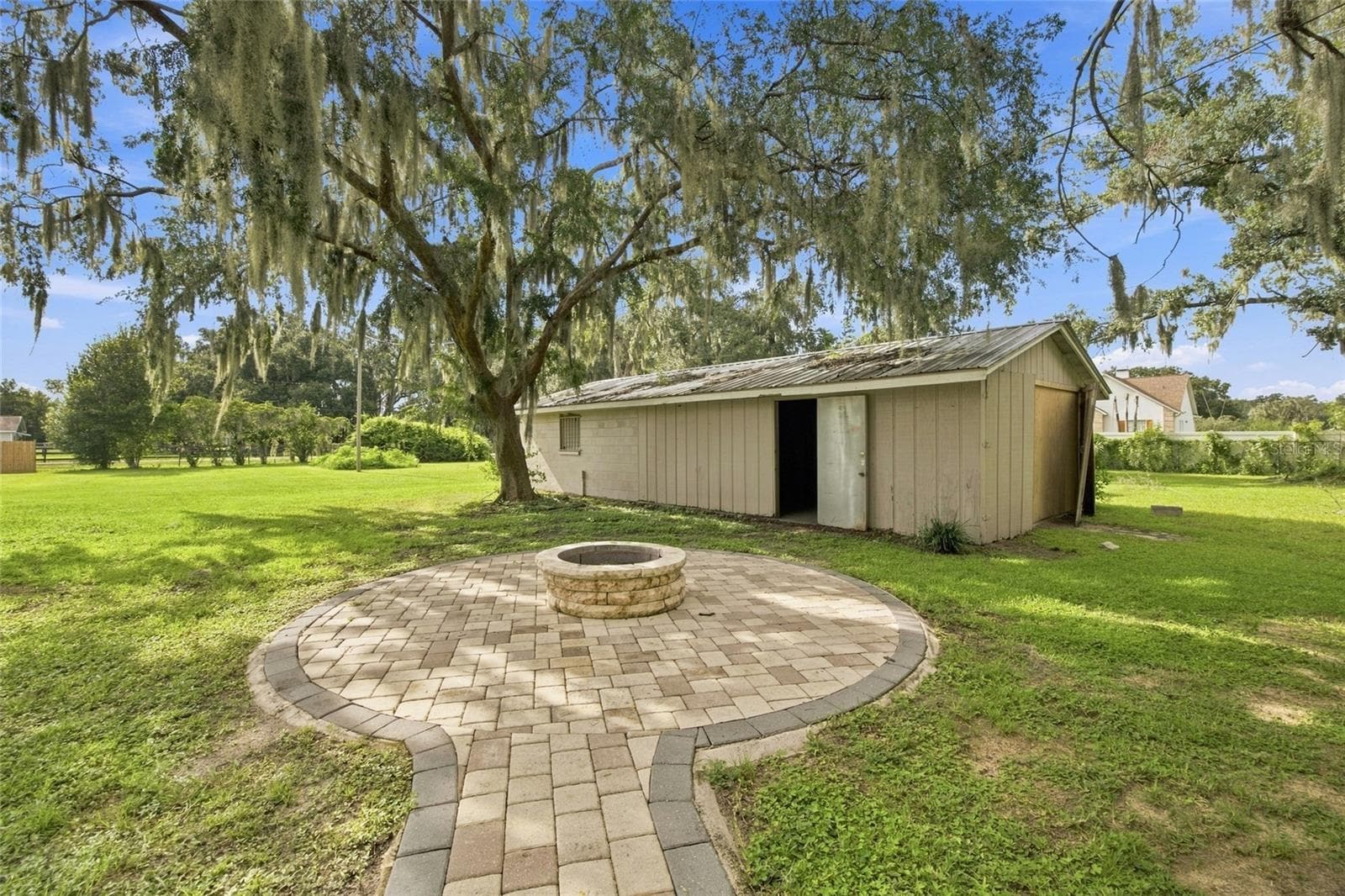 Fire pit area - 5106 THONOTOSASSA RD, PLANT CITY