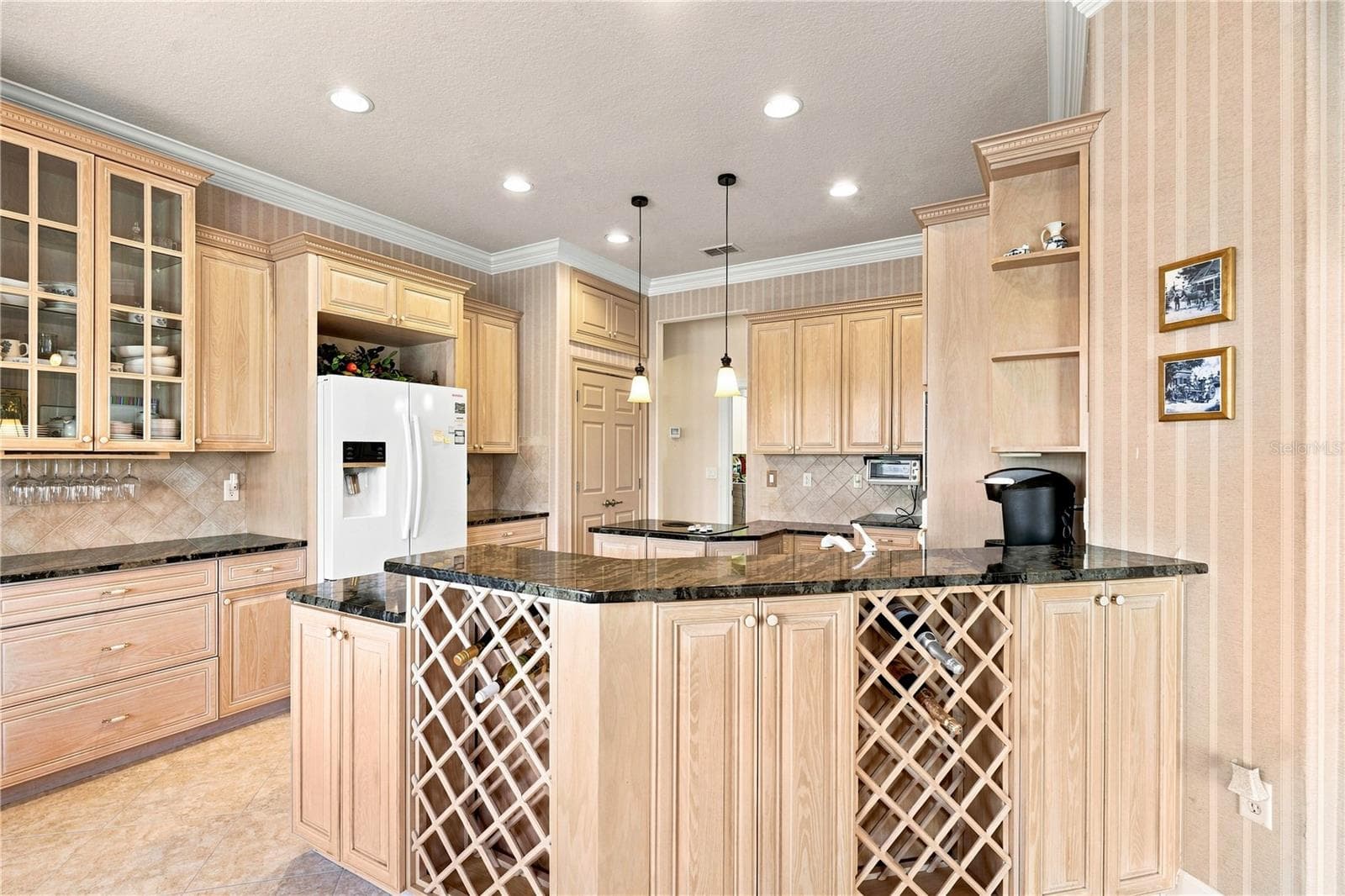 Kitchen - 9271 WESTSHORE DR, WEEKI WACHEE