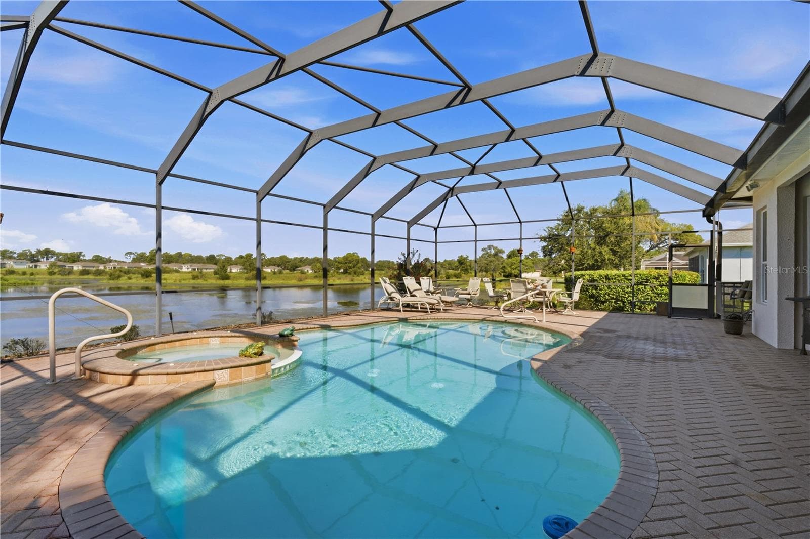 Screened pool w lake view - 9271 WESTSHORE DR, WEEKI WACHEE