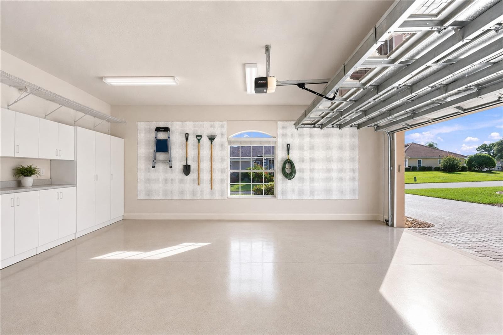two gar garage plus separate golf cart - 9271 WESTSHORE DR, WEEKI WACHEE