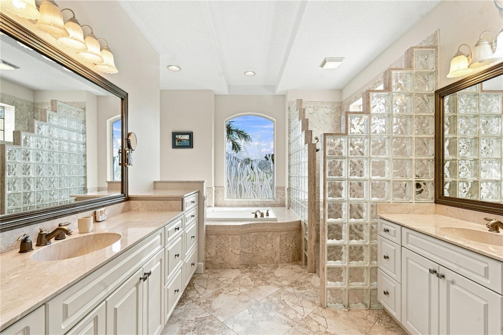 Primary bathroom bathtub/separate walk-in shower - 9271 WESTSHORE DR, WEEKI WACHEE