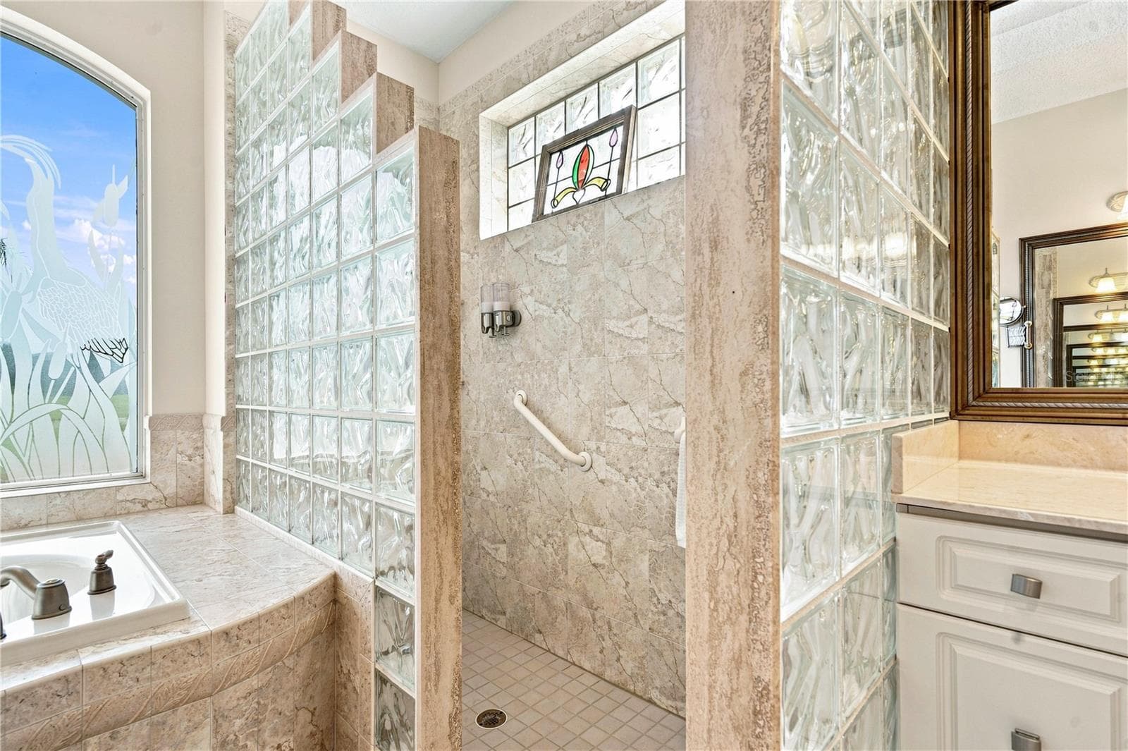 walk-in shower with tile - 9271 WESTSHORE DR, WEEKI WACHEE