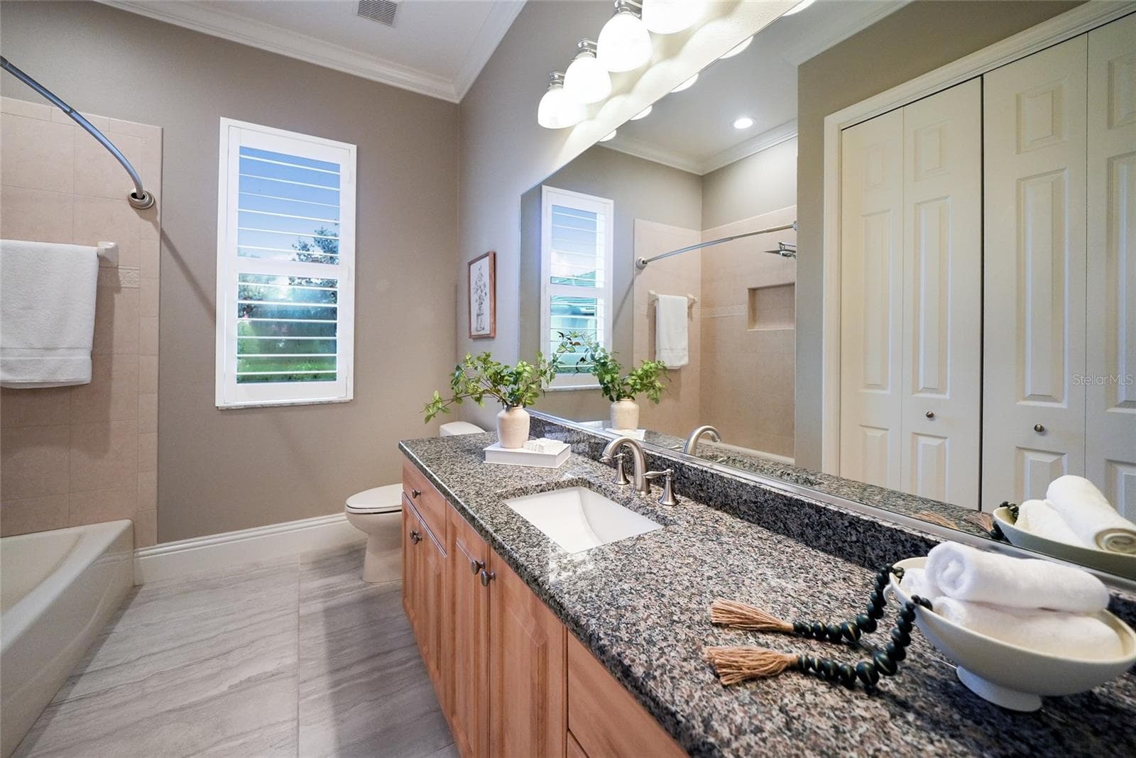 Single Family Residence at 8122 LONE TREE GLN, LAKEWOOD RANCH, photo 65 of 87