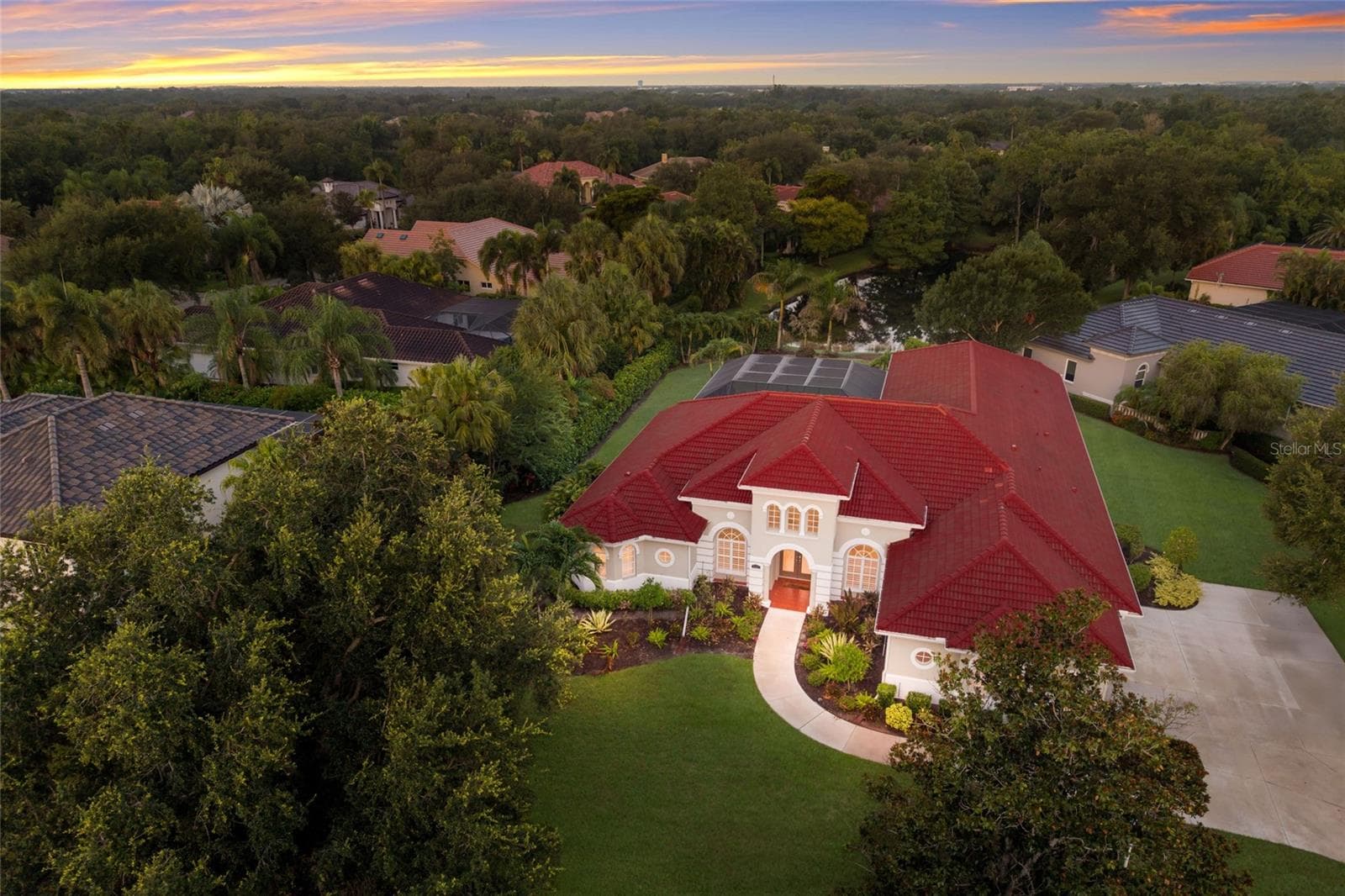 Oversized Lakewood Ranch lot with a side-load garage entry - 8122 LONE TREE GLN, LAKEWOOD RANCH