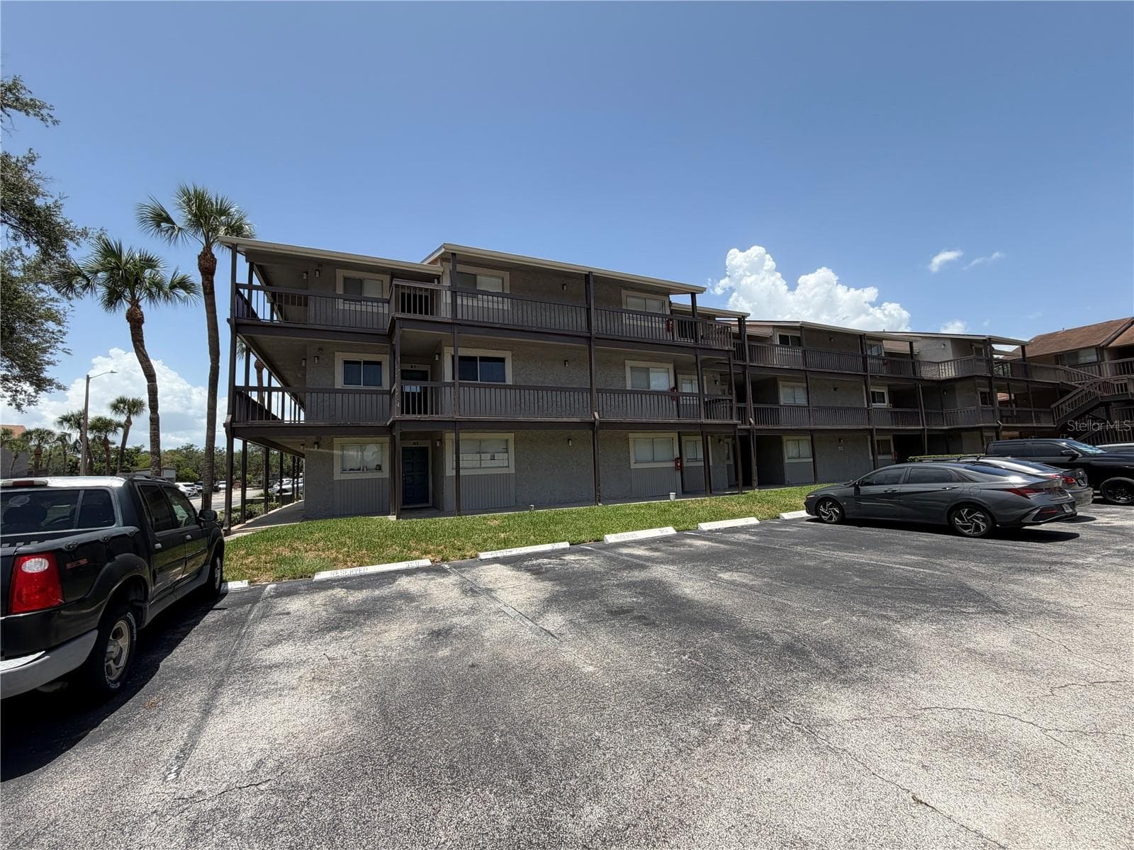 6308 NEWTOWN CIR #8B1