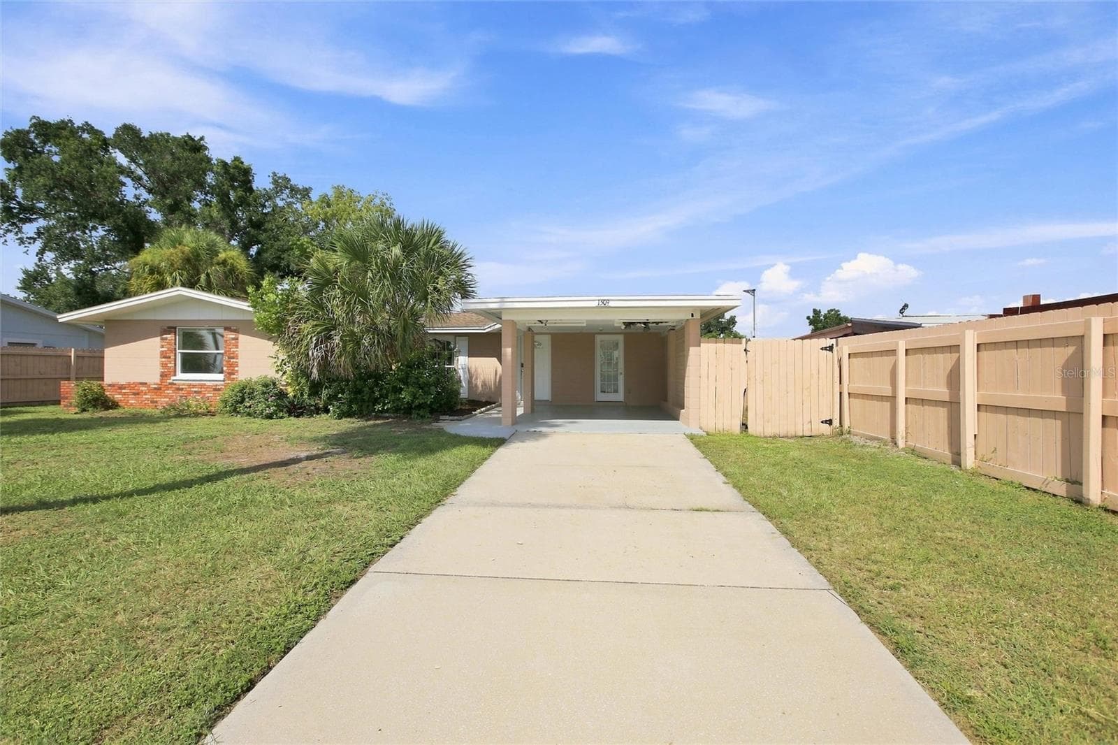 Driveway and carport - 1509 BANYAN DR, VENICE