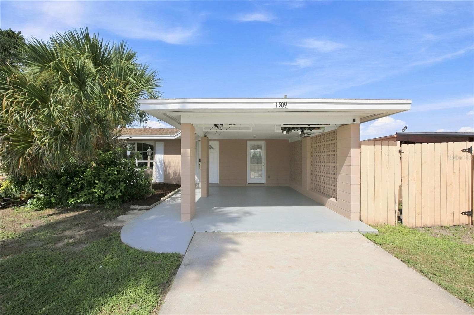 Covered carport - 1509 BANYAN DR, VENICE