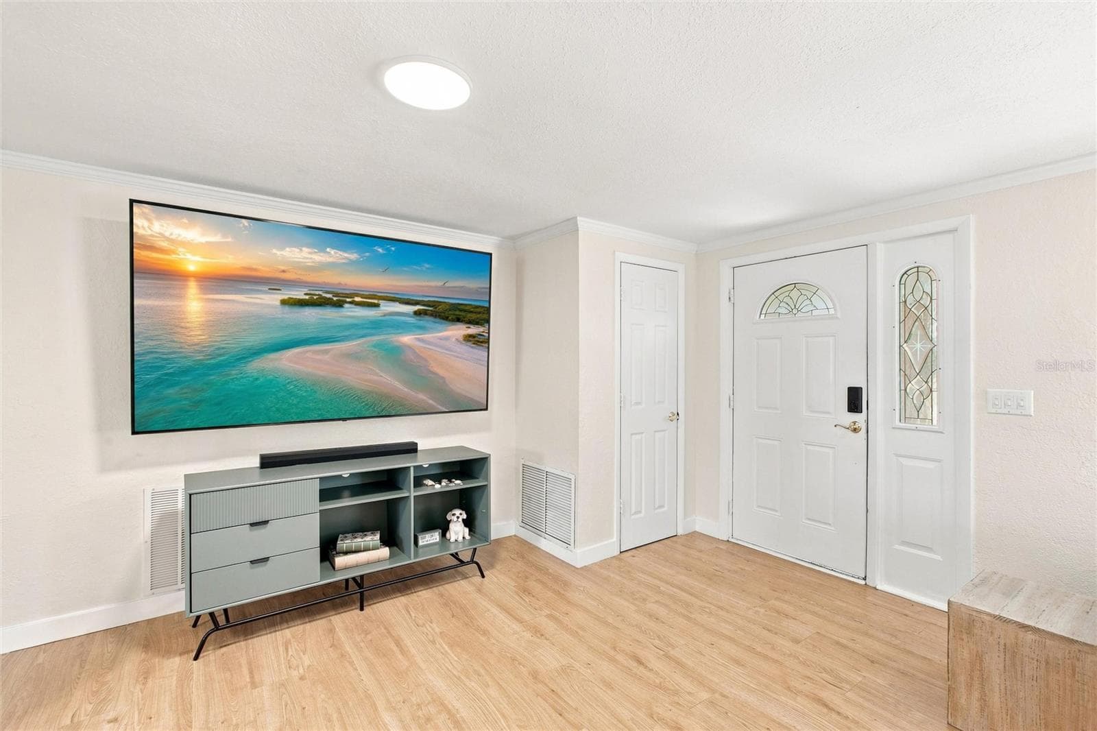 Living Room and Closet - 1509 BANYAN DR, VENICE